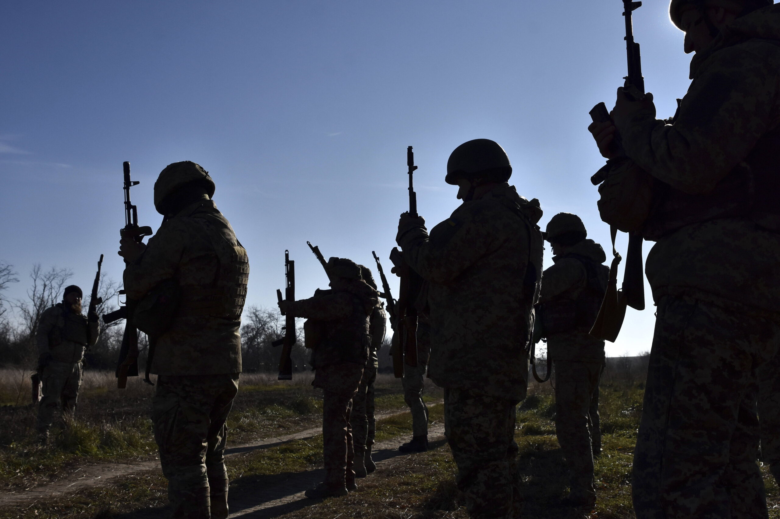 Soldados ucranianos participan en un entrenamiento en la región ucraniana de Zaporizhzhia. © Ukraine’s 65th Mechanised Brigade/AP/SIPA