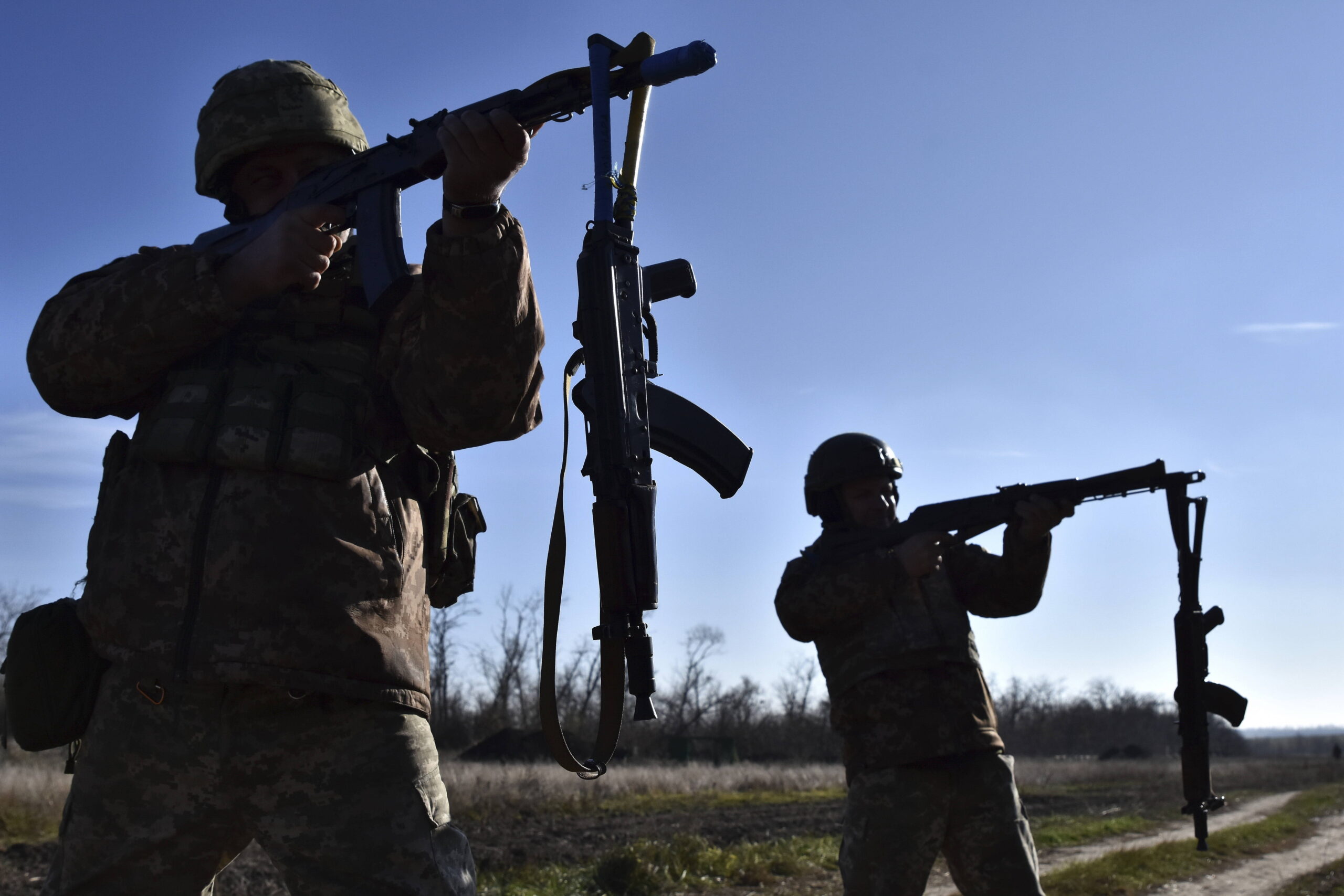 Soldados ucranianos participan en un entrenamiento en la región ucraniana de Zaporizhzhia. © Ukraine’s 65th Mechanised Brigade/AP/SIPA