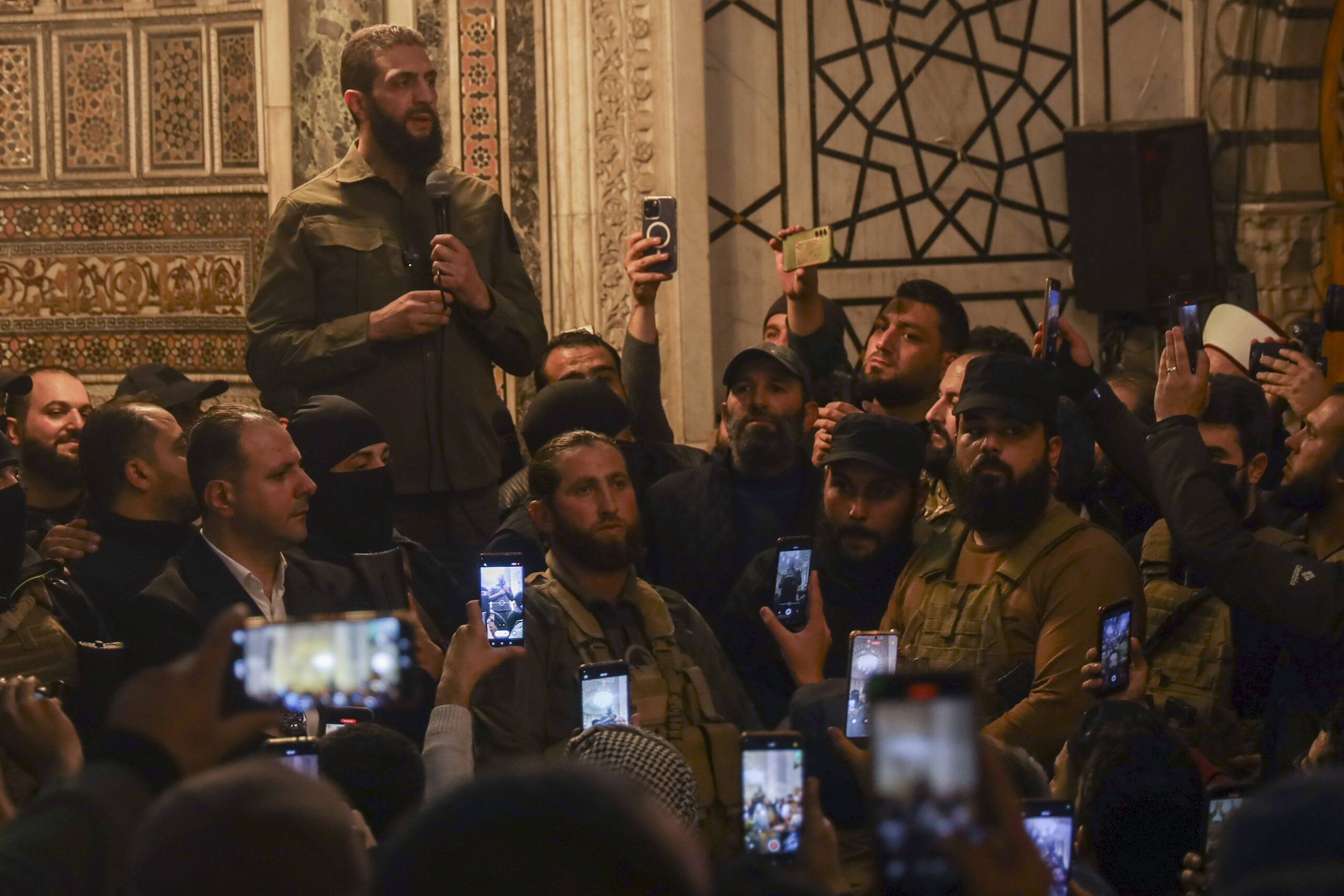 Abu Mohammed al-Julani habla en la Mezquita de los Omeyades de Damasco el domingo 8 de diciembre de 2024. © AP Photo/Omar Albam