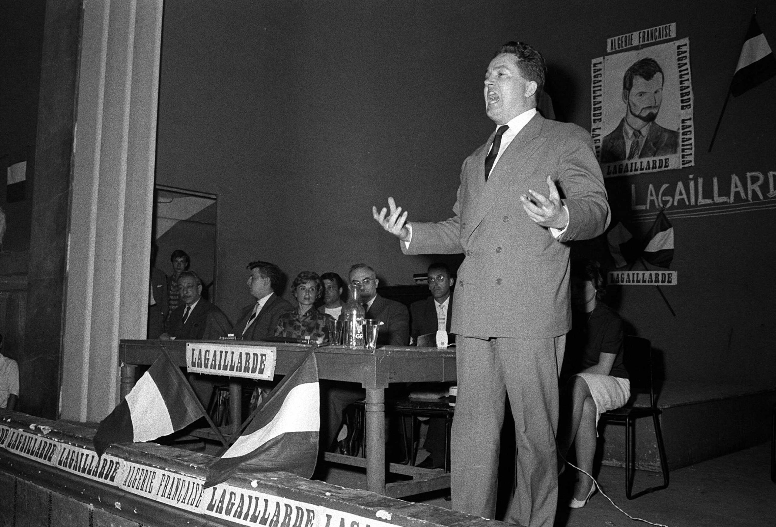 Jean-Marie Le Pen en un mitin de Pierre Lagaillarde a favor de la Argelia francesa. Mayo de 1960. © Delmas/SIPA