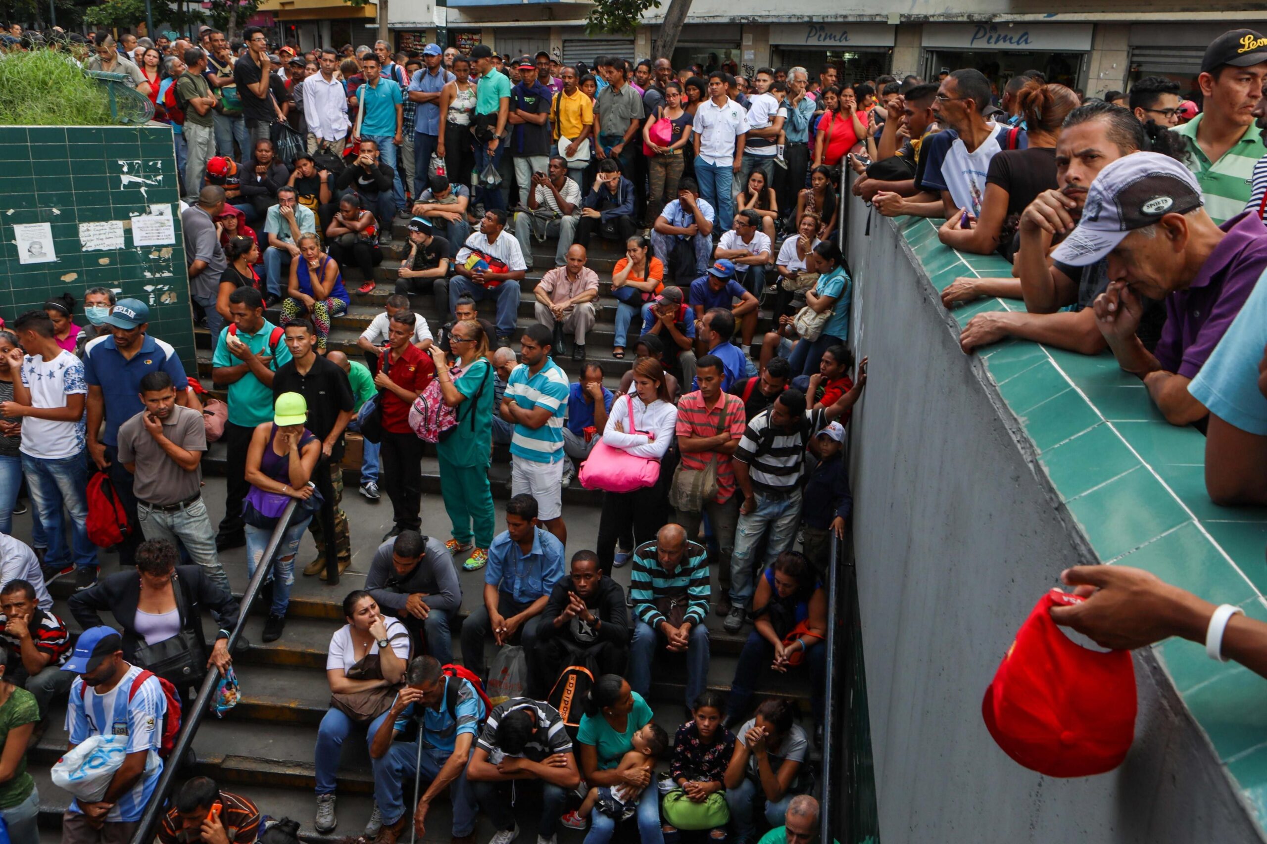 Personas esperan a la entrada de una estación de metro en Caracas, en Venezuela, el 29 de agosto de 2018, tras un apagón. © EFE/Cristian Hernandez