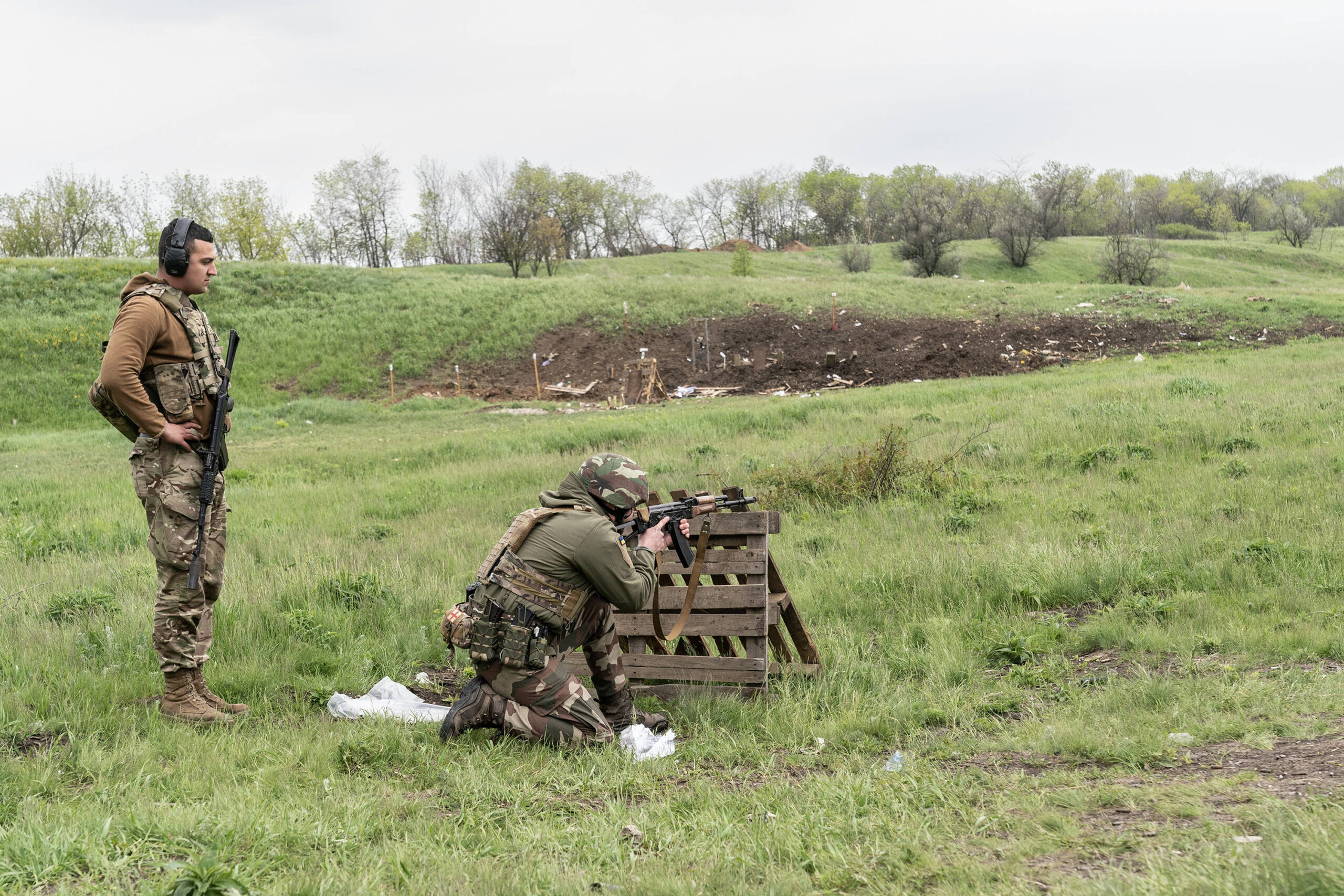 Soldados ucranianos entrenan en un campo de tiro improvisado cerca del pueblo de Komar, en la región ucraniana de Donetsk. © Lev Radin/Pacific Press