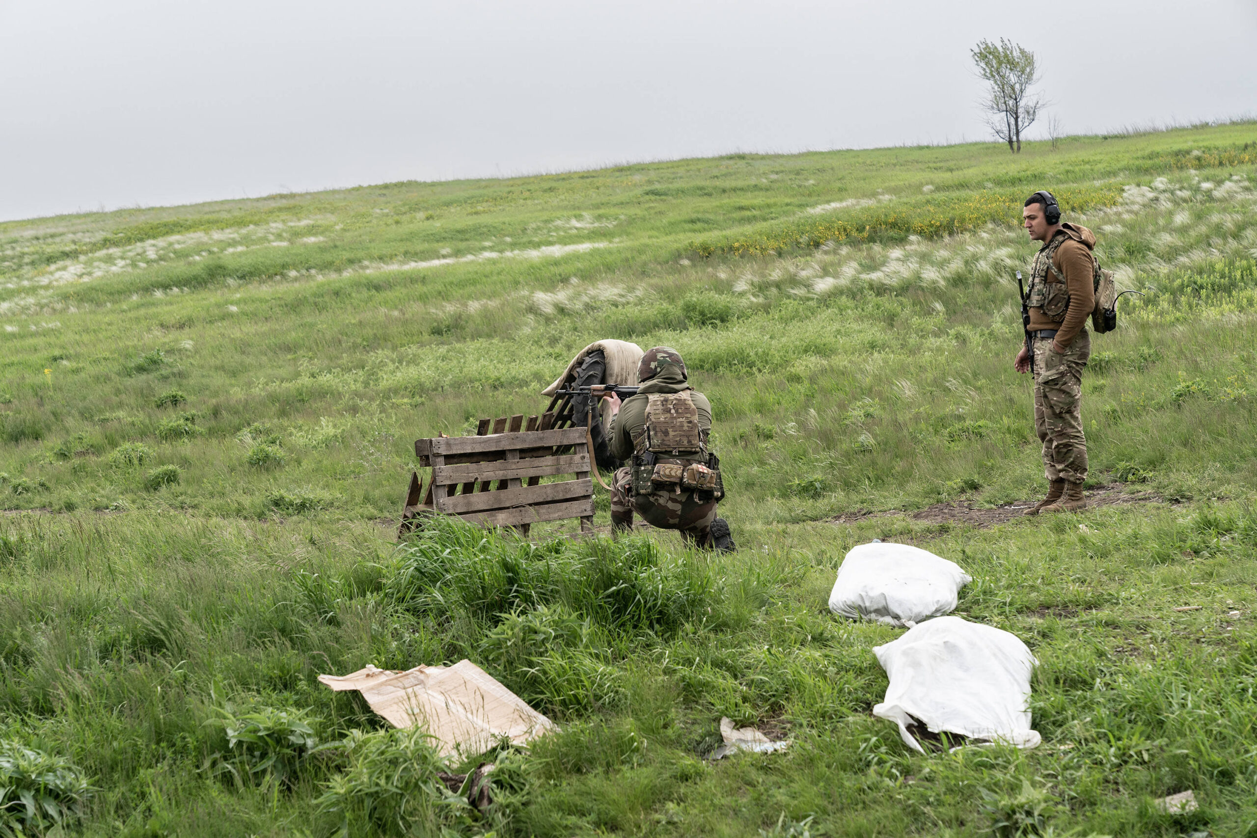 Soldados ucranianos entrenan en un campo de tiro improvisado cerca del pueblo de Komar, en la región ucraniana de Donetsk. © Lev Radin/Pacific Press