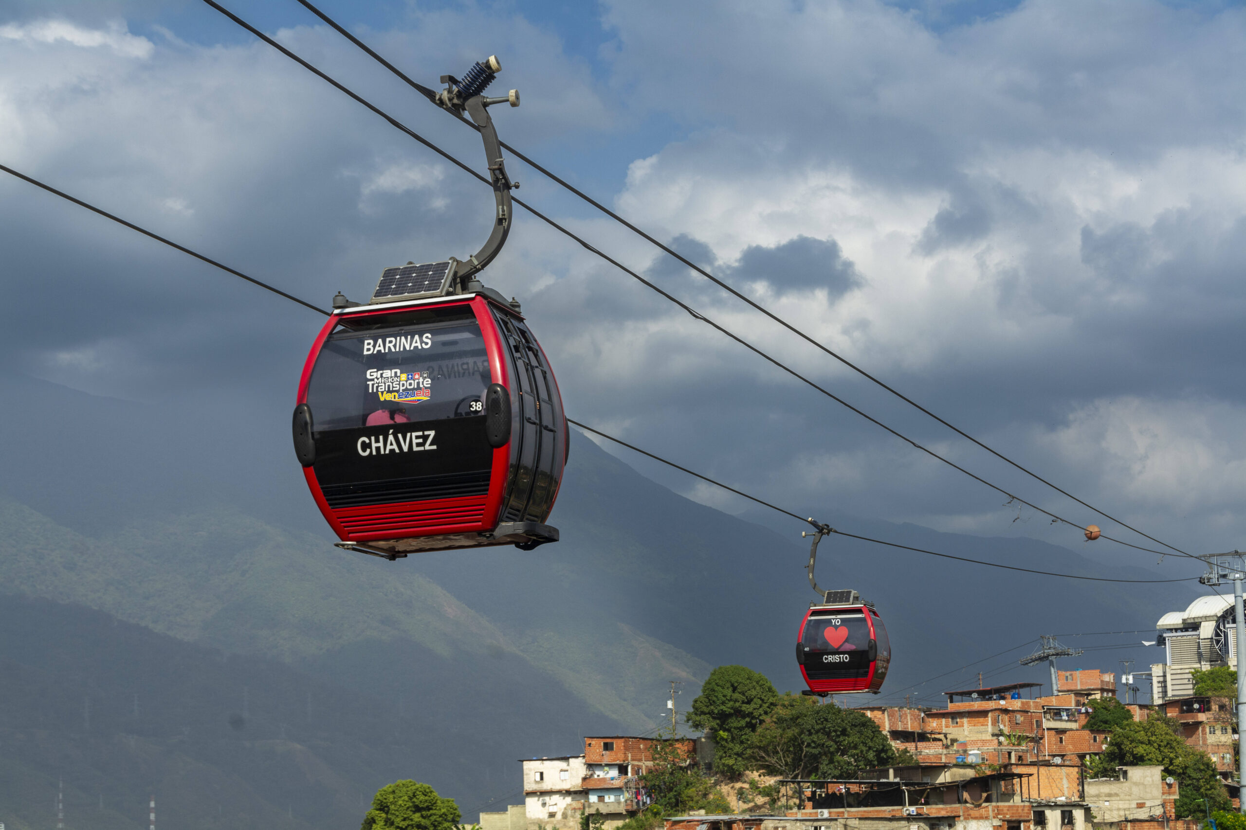 El MetroCable de Caracas es un teleférico integrado en el metro de Caracas, diseñado para ofrecer un transporte más rápido a los habitantes de los barrios populares de Caracas, situados generalmente en las montañas. © Jimmy Villalta/VWPics/SIPA