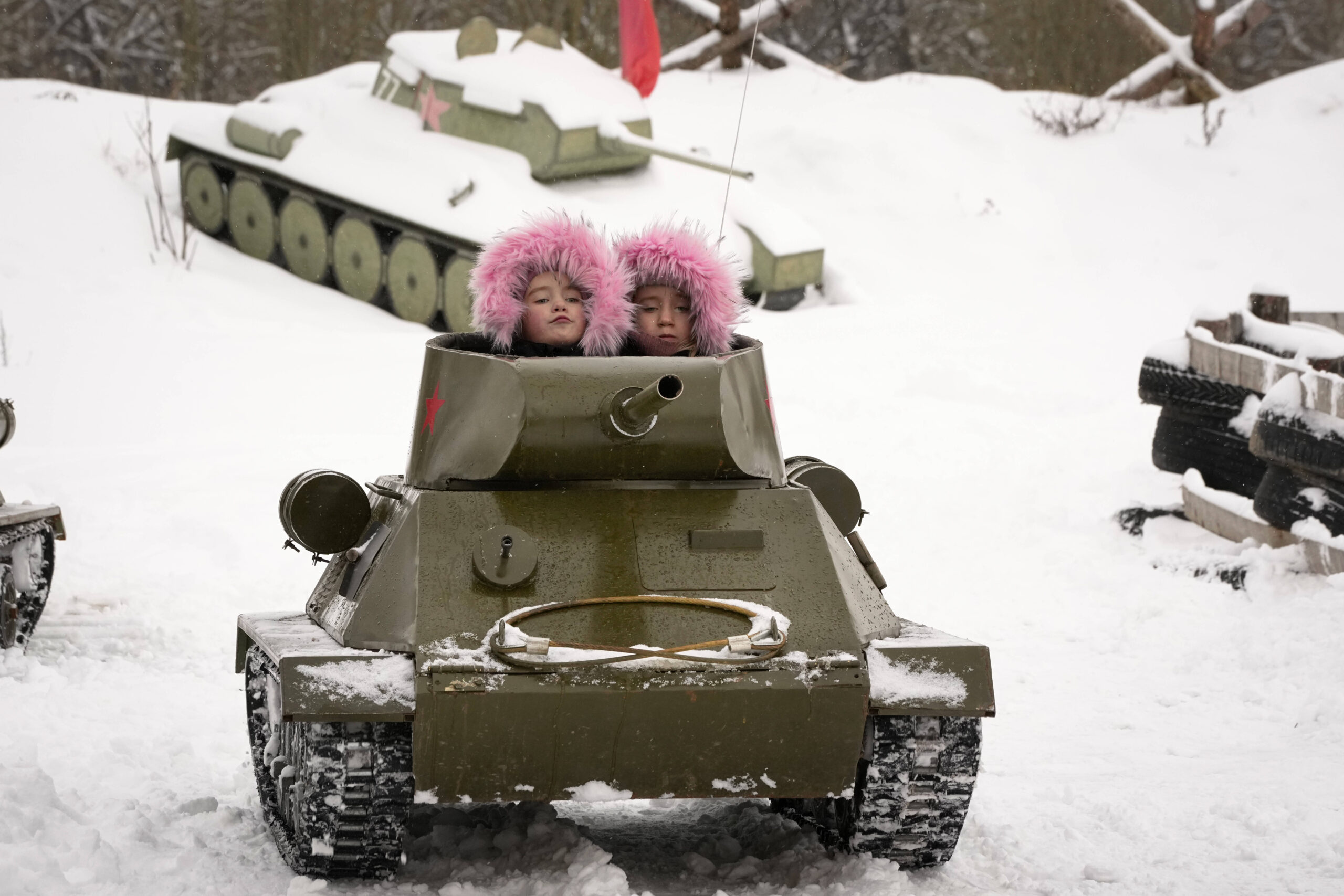 Unos niños montan en una maqueta de un tanque soviético T-34 de la Segunda Guerra Mundial durante un festival de historia militar en el parque familiar de tanques históricos a las afueras de San Petersburgo, Rusia, el sábado 4 de febrero de 2023. © AP Photo/Dmitri Lovetsky