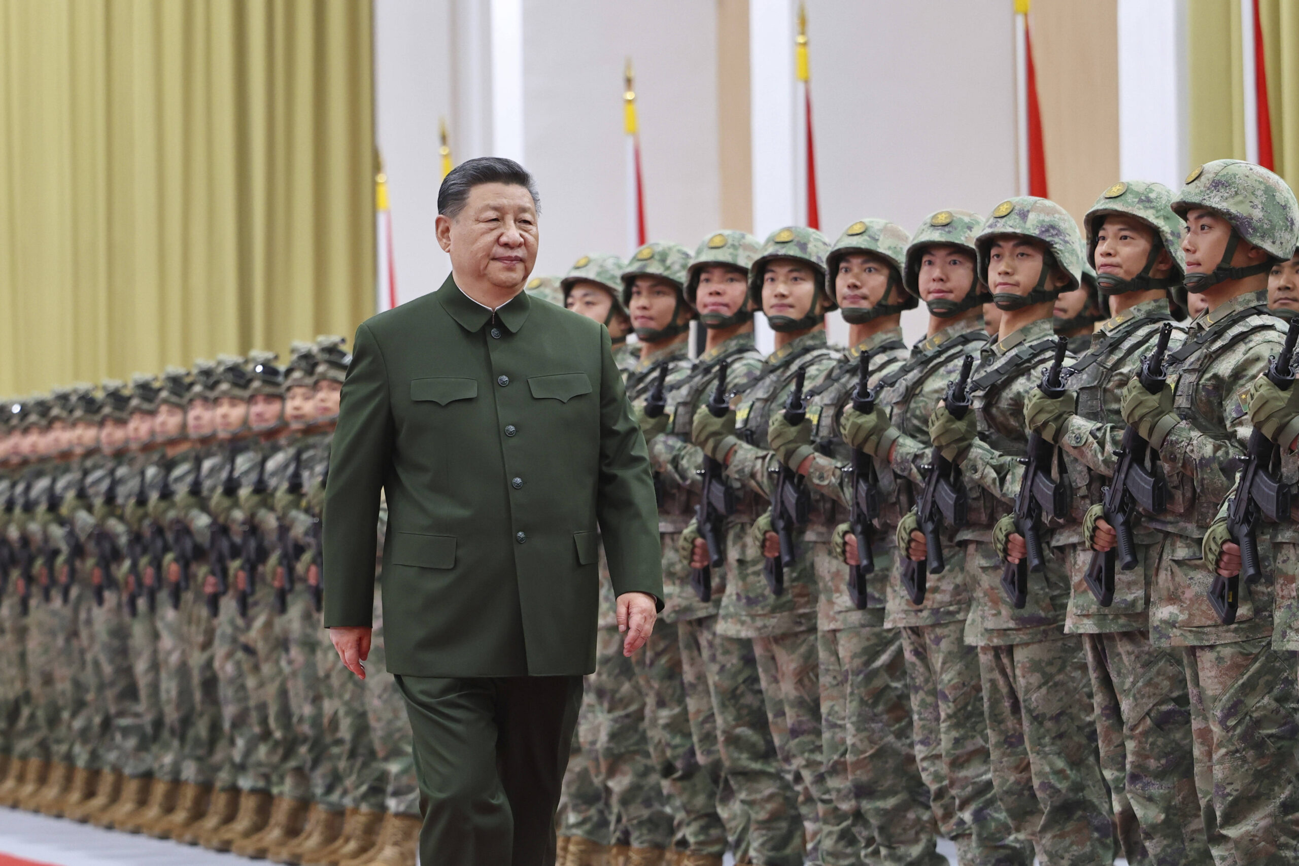 El presidente chino, Xi Jinping, pasa revista a las tropas durante su inspección de la guarnición del Ejército Popular de Liberación (EPL) chino estacionada en Macao, el viernes 20 de diciembre de 2024. © Li Gang/Xinhua vía AP