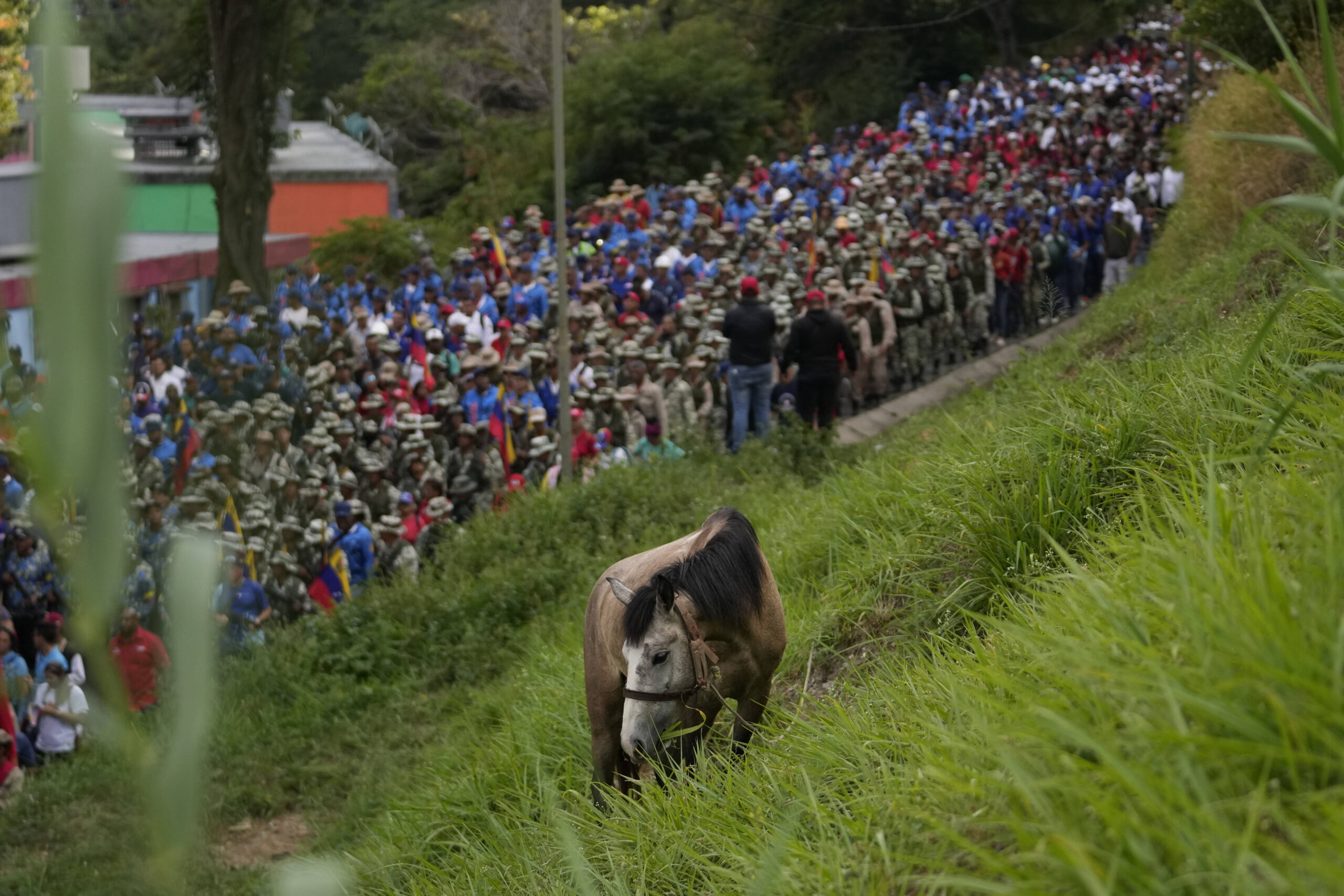 Marcha de las milicias progubernamentales en Caracas, el martes 7 de enero de 2025, pocos días antes de la investidura de Nicolás Maduro para un tercer mandato. © AP Photo/Matias Delacroix