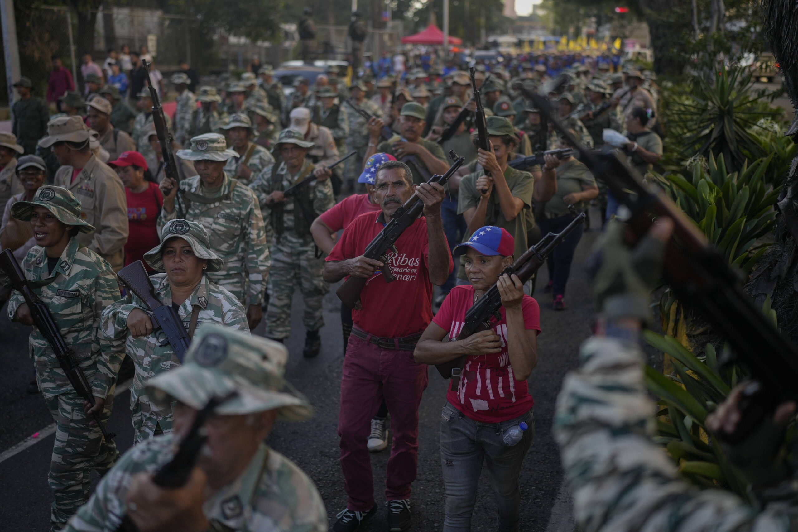 Marcha de las milicias progubernamentales en Caracas, el martes 7 de enero de 2025, pocos días antes de la investidura de Nicolás Maduro para un tercer mandato. © AP Photo/Matias Delacroix