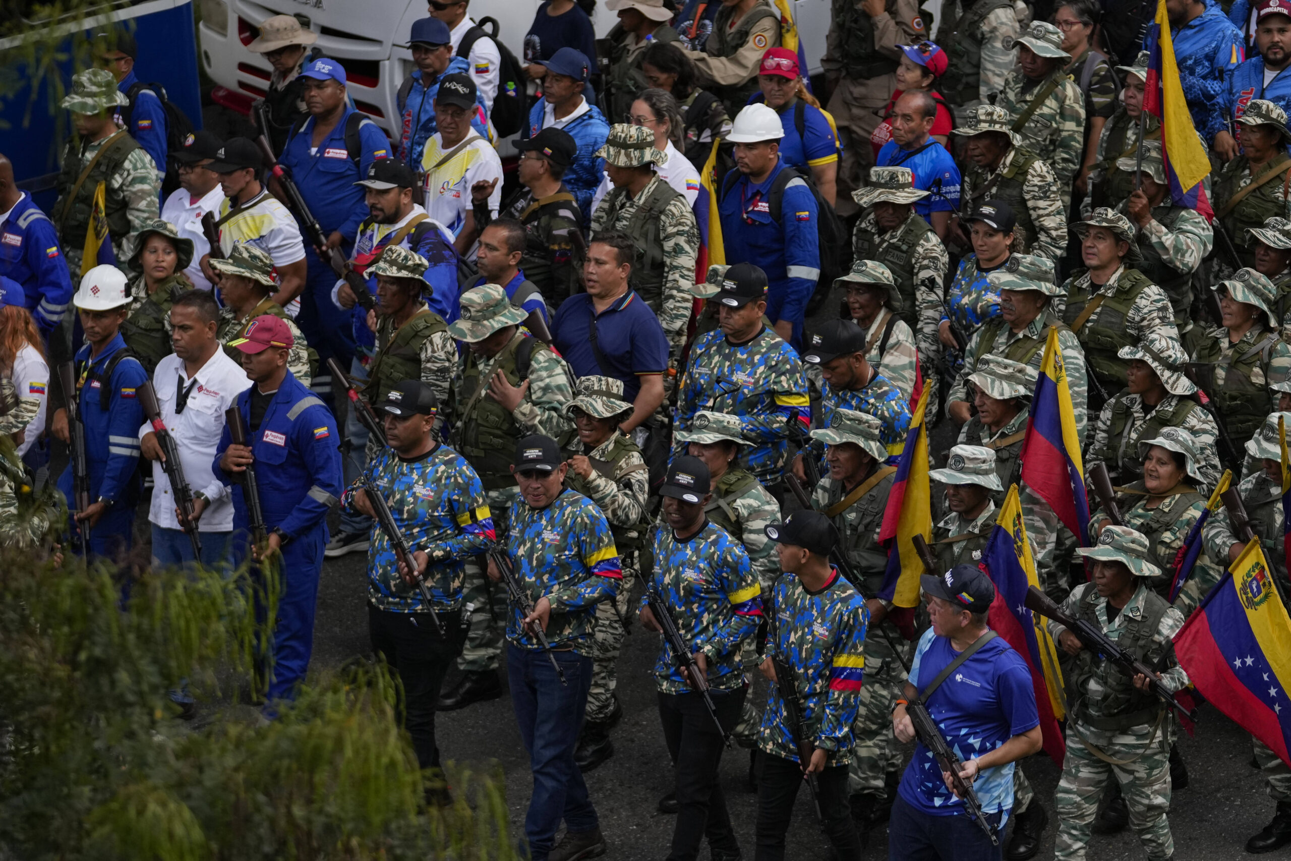 Marcha de las milicias progubernamentales en Caracas, el martes 7 de enero de 2025, pocos días antes de la investidura de Nicolás Maduro para un tercer mandato. © AP Photo/Matias Delacroix