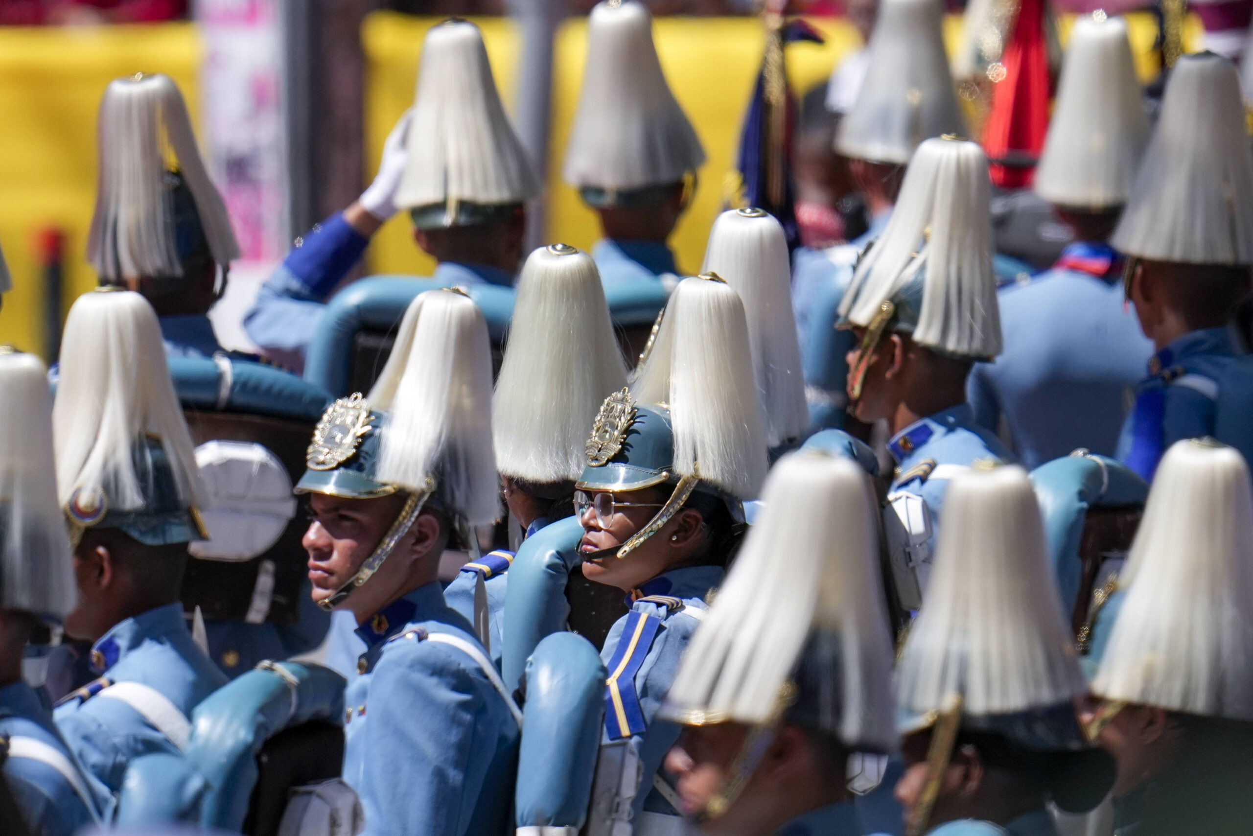 Miembros de la guardia de honor frente a la Asamblea Nacional durante la ceremonia de juramentación del presidente venezolano Nicolás Maduro para un tercer mandato en Caracas, Venezuela, el viernes 10 de enero de 2025. © AP Foto/Matias Delacroix