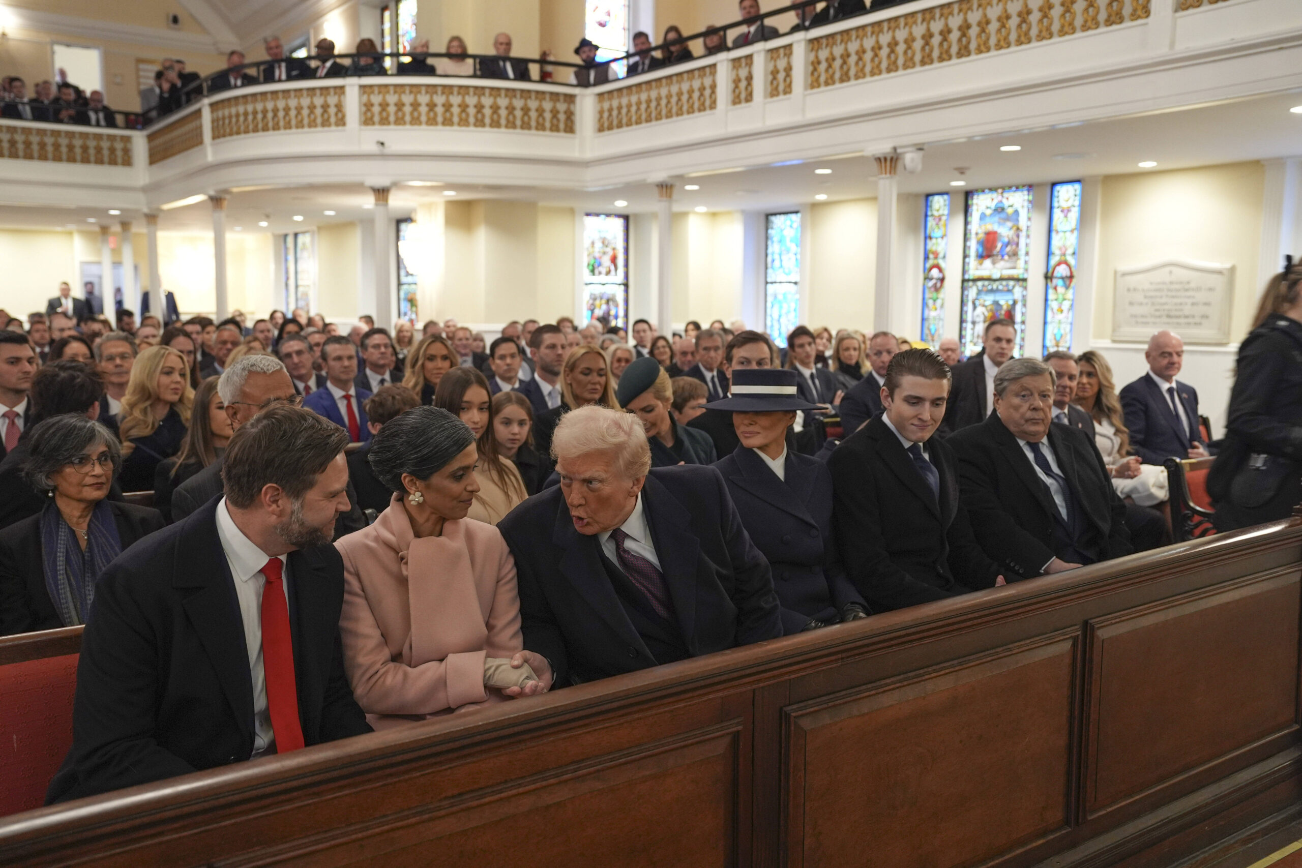 El presidente electo Donald Trump estrecha la mano de Usha Vance mientras el vicepresidente electo J. D. Vance, Melania Trump, Barron Trump y Victor Knavs observan antes de un servicio religioso en la Iglesia de San Juan, el lunes 20 de enero de 2025, en Washington, antes de su toma de posesión. © AP Foto/Evan Vucci