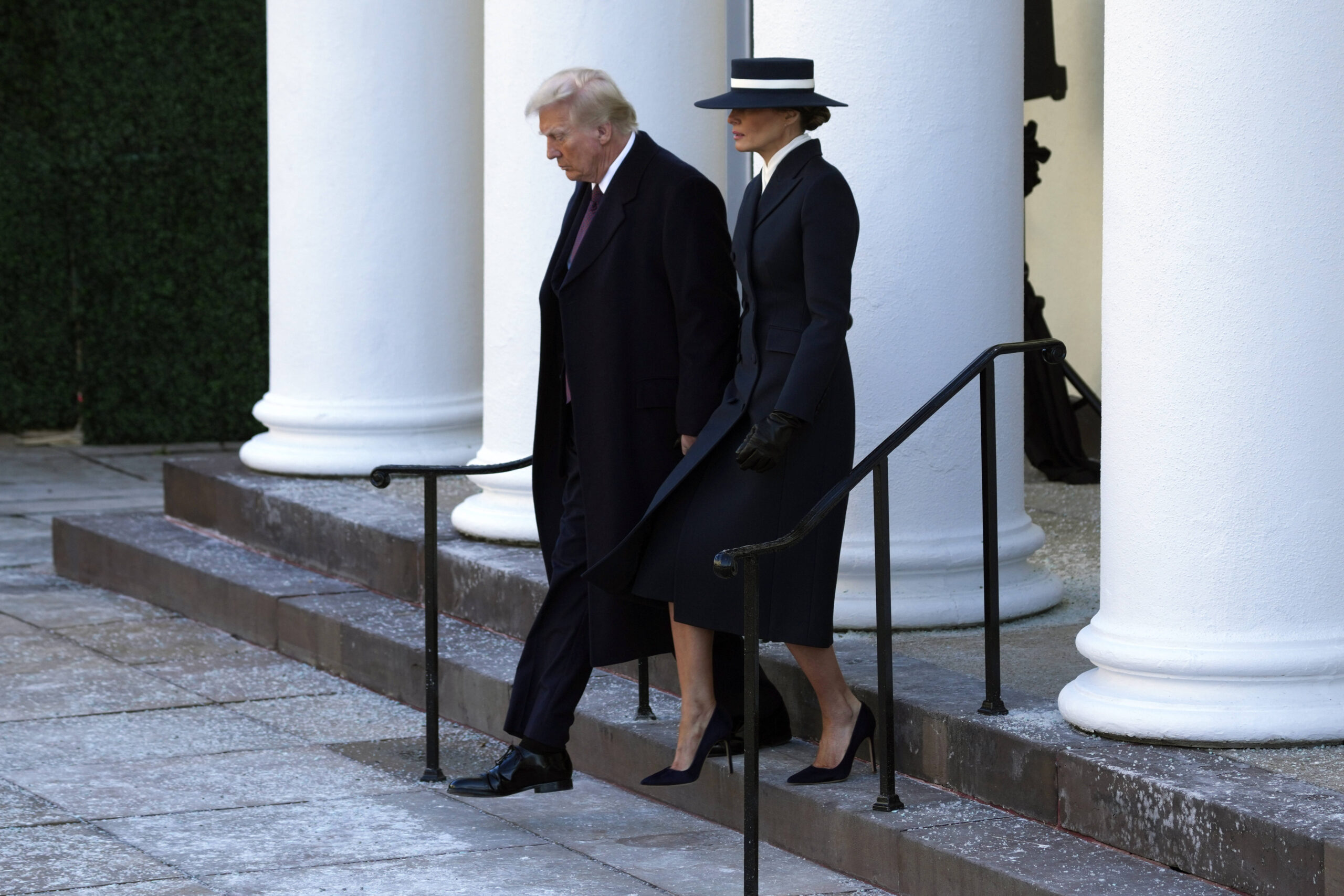 El presidente electo Donald Trump camina con su esposa Melania después de un servicio religioso en la Iglesia Episcopal de San Juan frente a la Casa Blanca en Washington, el lunes 20 de enero de 2025, el día de la toma de posesión de Donald Trump. © AP Foto/Matt Rourke