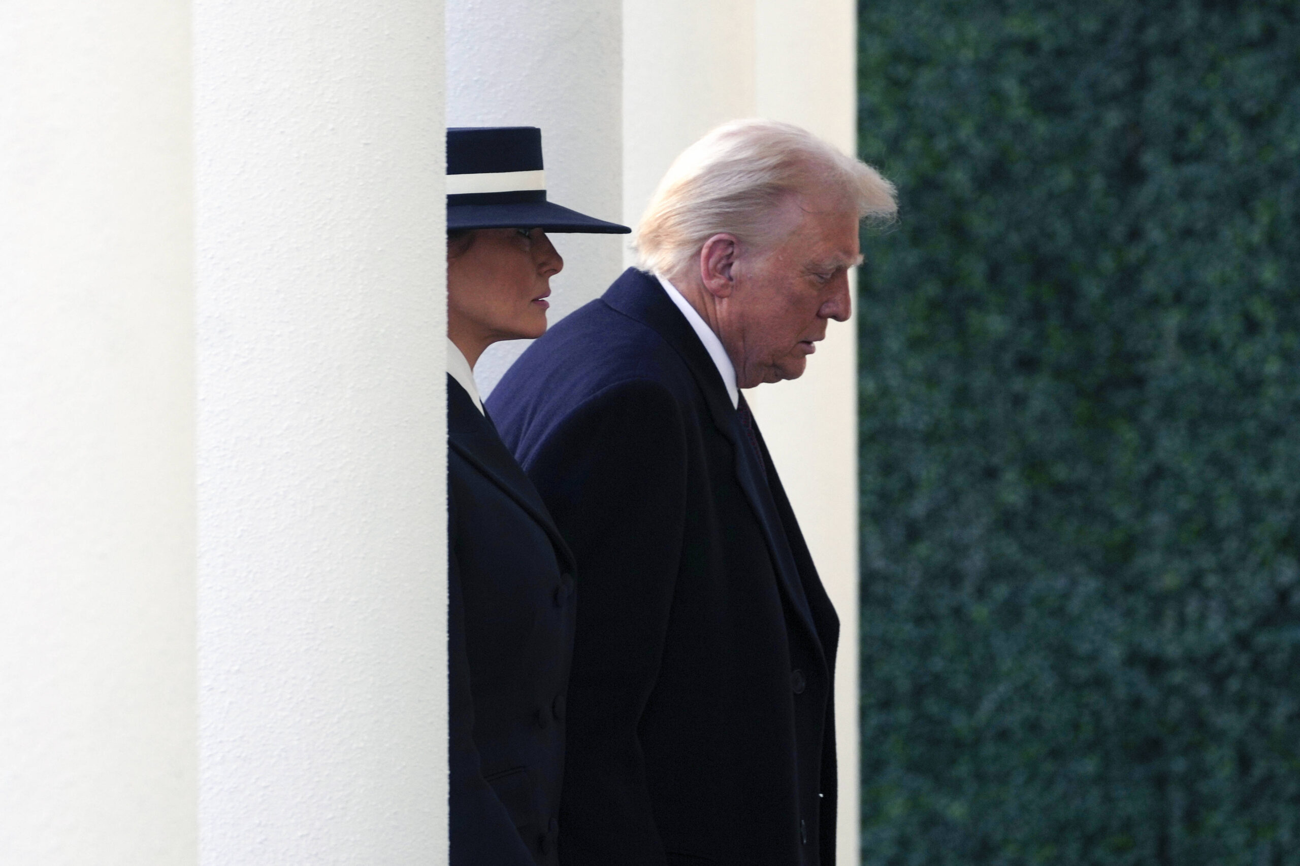 El presidente electo Donald Trump y su esposa Melania llegan a la Iglesia Episcopal de San Juan, frente a la Casa Blanca en Washington, el lunes 20 de enero de 2025, el día de la toma de posesión de Donald Trump. © AP Foto/Matt Rourke