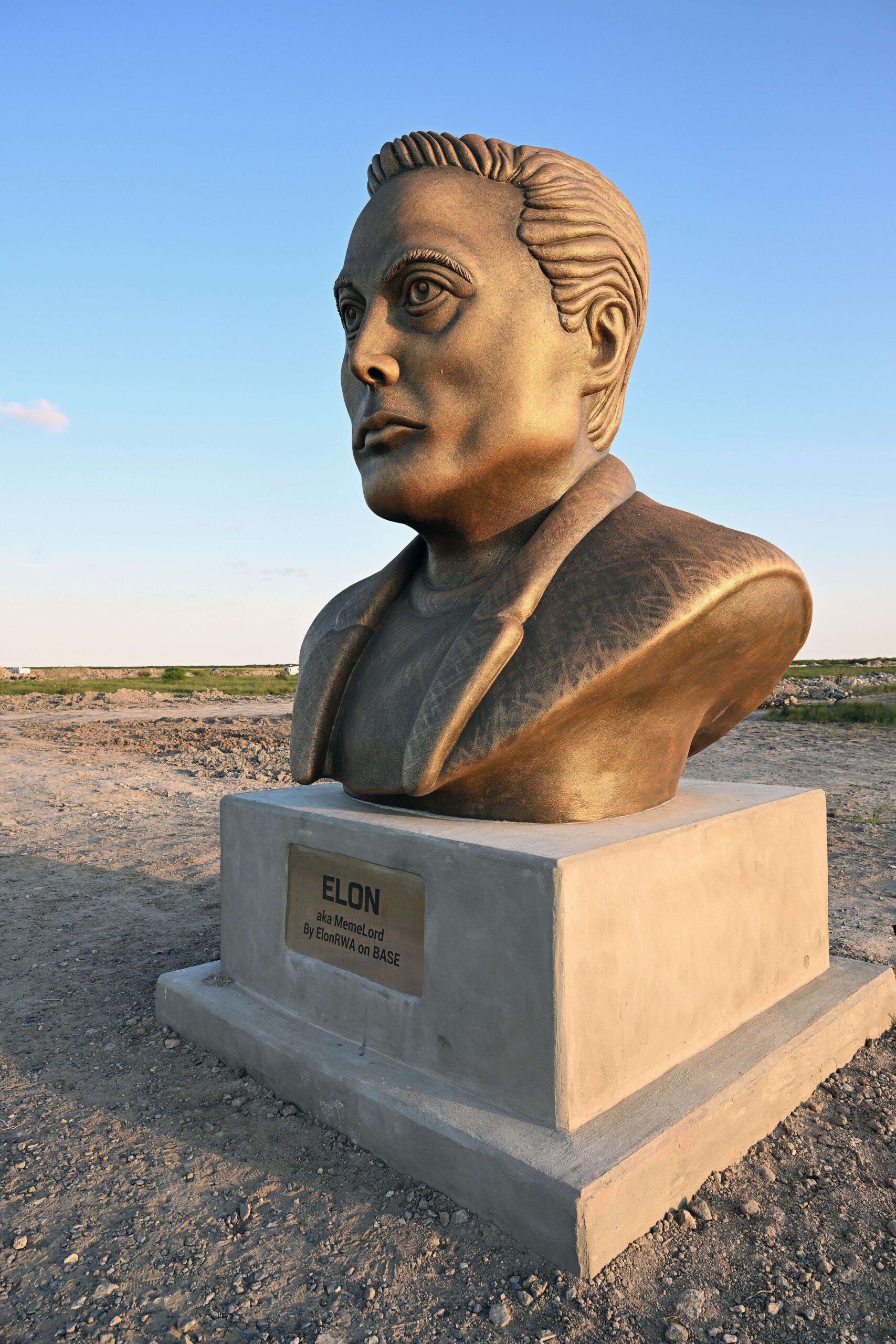 Un busto de Elon Musk erigido a lo largo de la autopista 4 junto a Starbase en Boca Chica, Texas, el sábado 16 de noviembre de 2024. © Joe Marino/UPI Foto vía Newscom