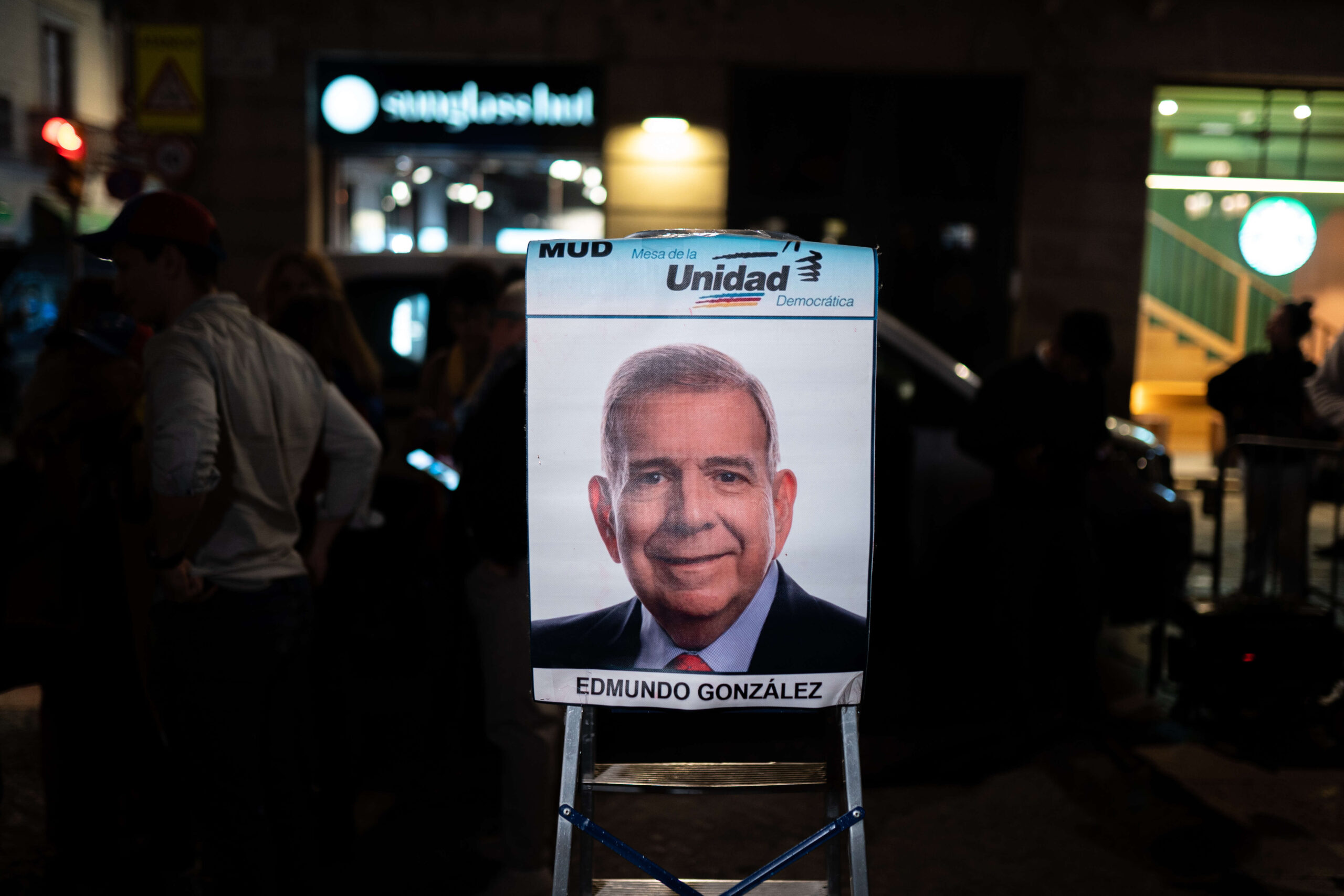 Un cartel de Edmundo González en una manifestación de la diáspora venezolana en España contra la investidura de Nicolás Maduro en Barcelona el 10 de enero de 2025. © Marc Asensio Clupes/ZUMA Press Wire/Shutterstock