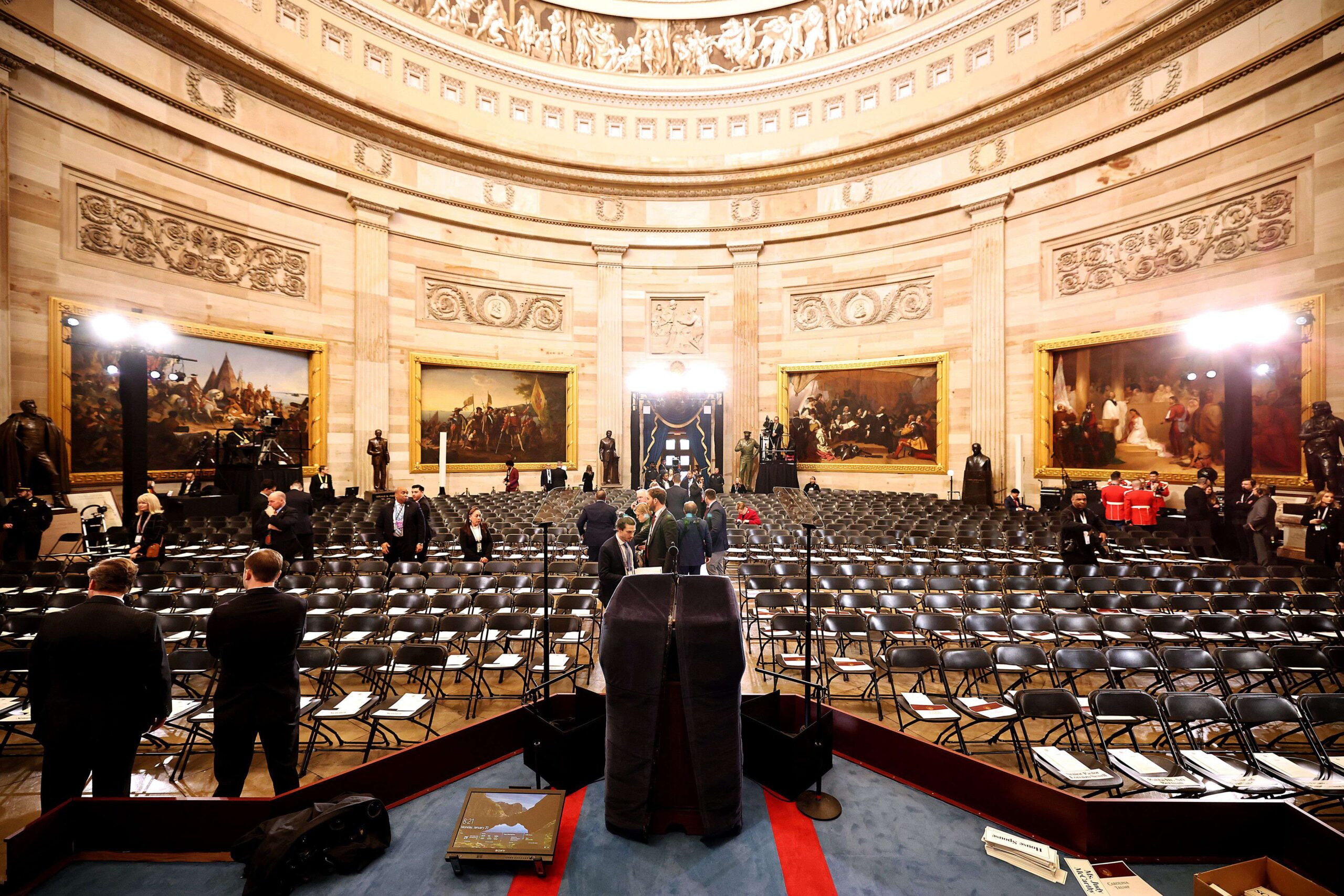 El personal se prepara para la toma de posesión del presidente electo de Estados Unidos, Donald Trump, en la Rotonda del Capitolio, el lunes 20 de enero de 2025, en Washington, DC. © Chip Somodevilla/UPI/Shutterstock