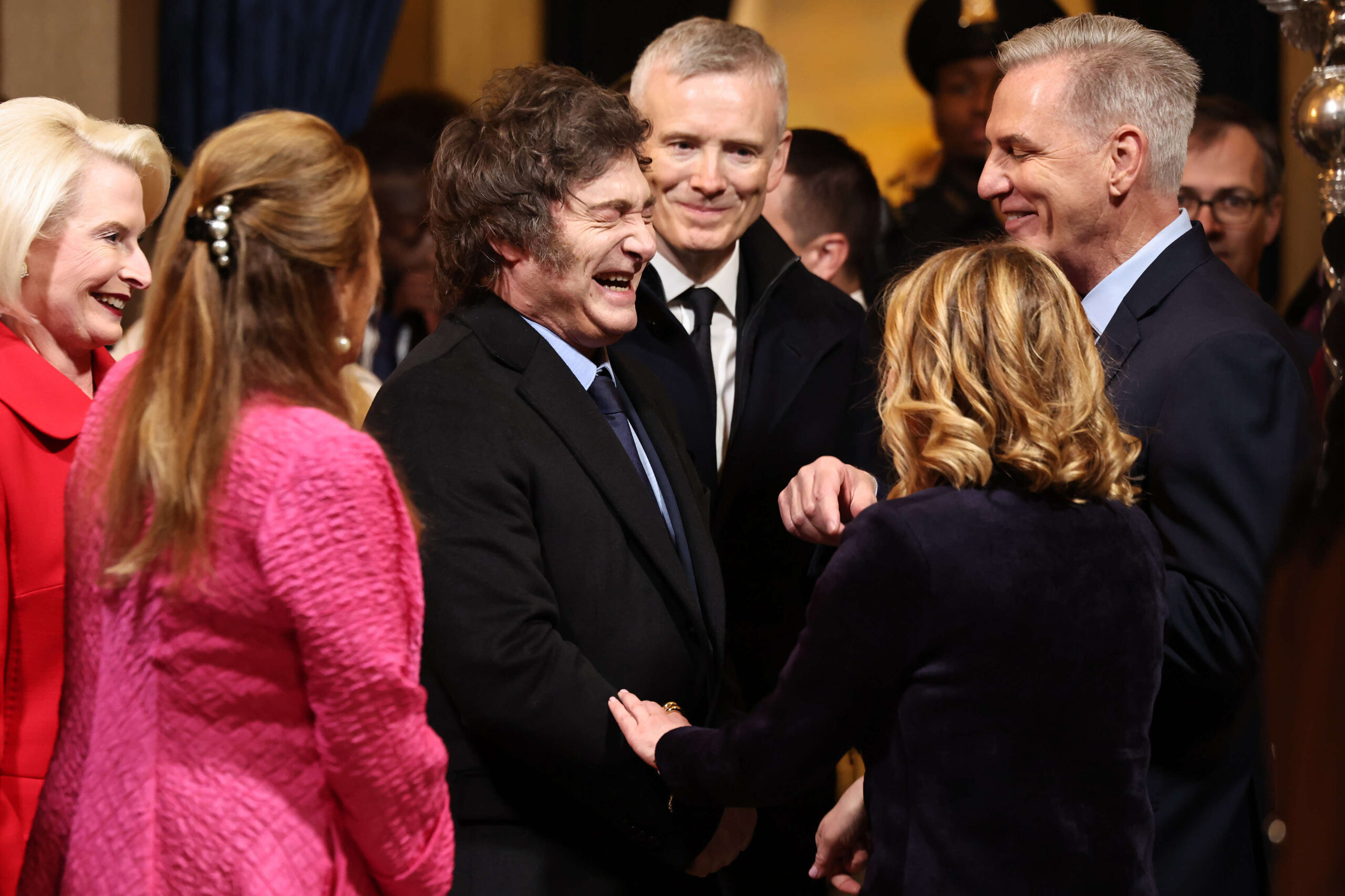 El presidente argentino, Javier Milei, habla con el ex presidente de la Cámara de Representantes Kevin McCarthy y la presidenta del Consejo italiano, Giorgia Meloni, a su llegada a la rotonda del Capitolio estadounidense antes de la toma de posesión del presidente electo Donald Trump en Washington DC, el lunes 20 de enero de 2025. © Chip Somodevilla/UPI/Shutterstock