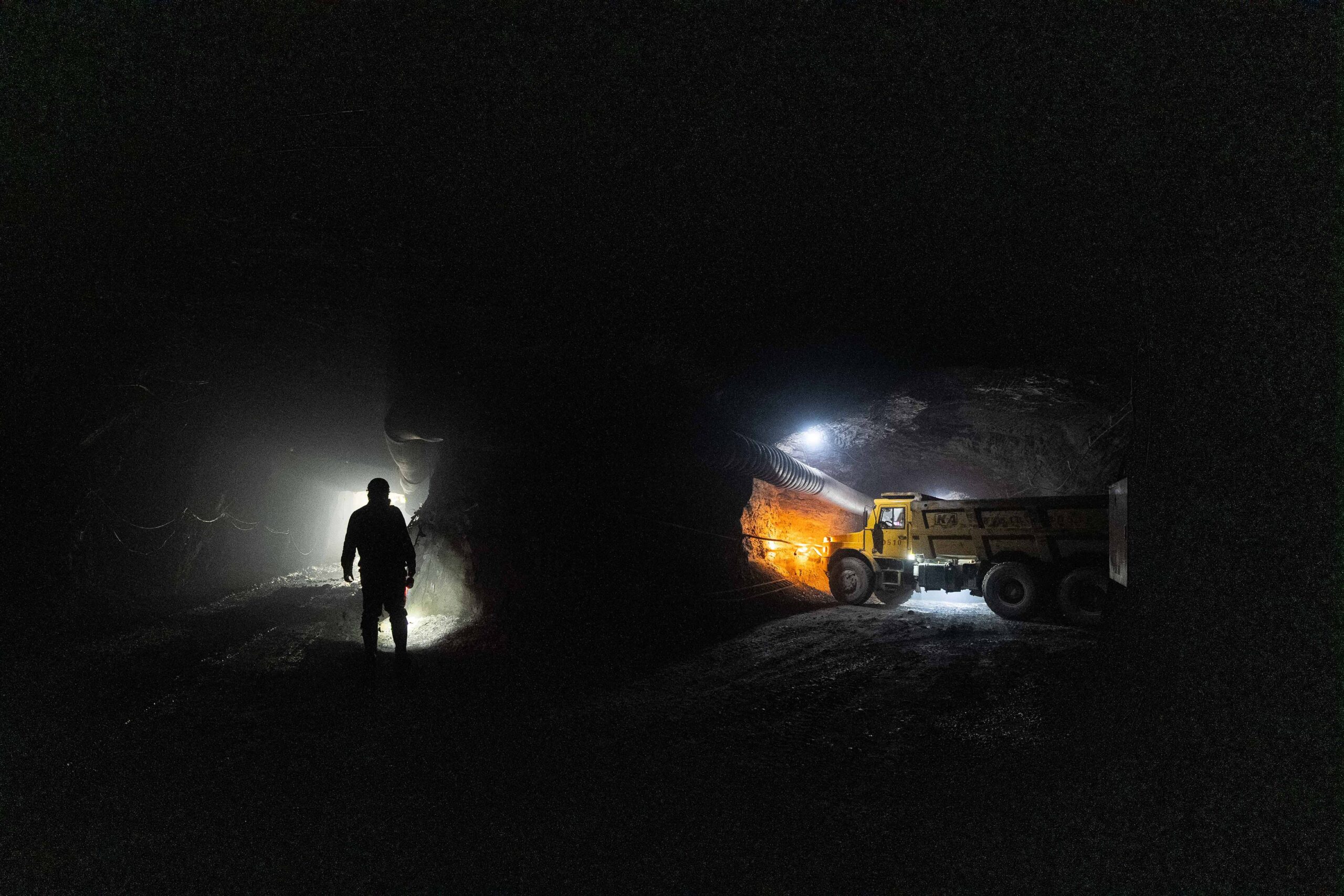 Trabajadores cargan roca de fosfato extraída en camiones en la planta de la mina de fosfato de Ferriichong en la aldea de Hualuo, calle Sanjia, condado de Zhijin, ciudad de Bijie, provincia de Guizhou en el suroeste de China, 5 de diciembre de 2024. © CFOTO/Sipa EE.UU.