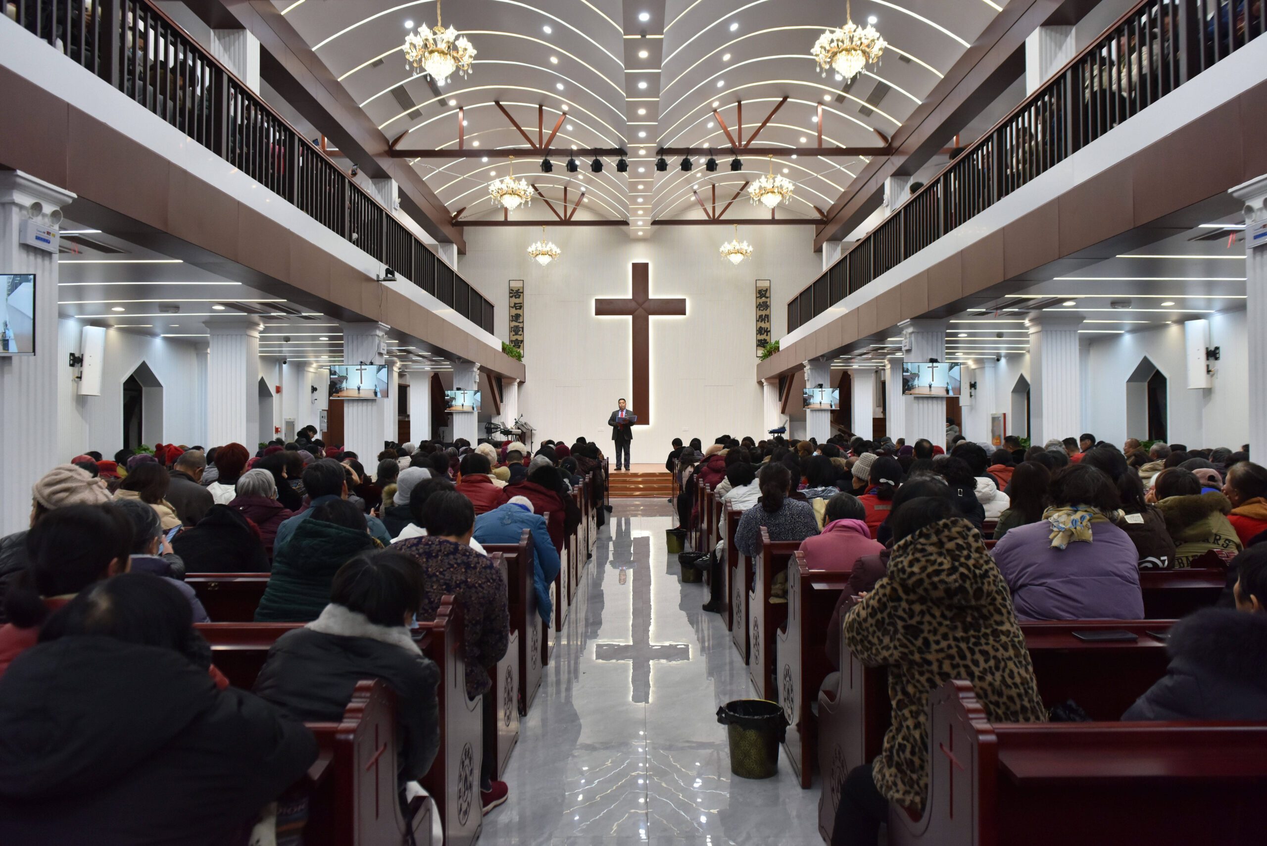 Creyentes en Nochebuena en una iglesia evangélica de la ciudad de Fuyang, en la provincia de Anhui, al este de China, el 24 de diciembre de 2024. © CFOTO/Sipa USA