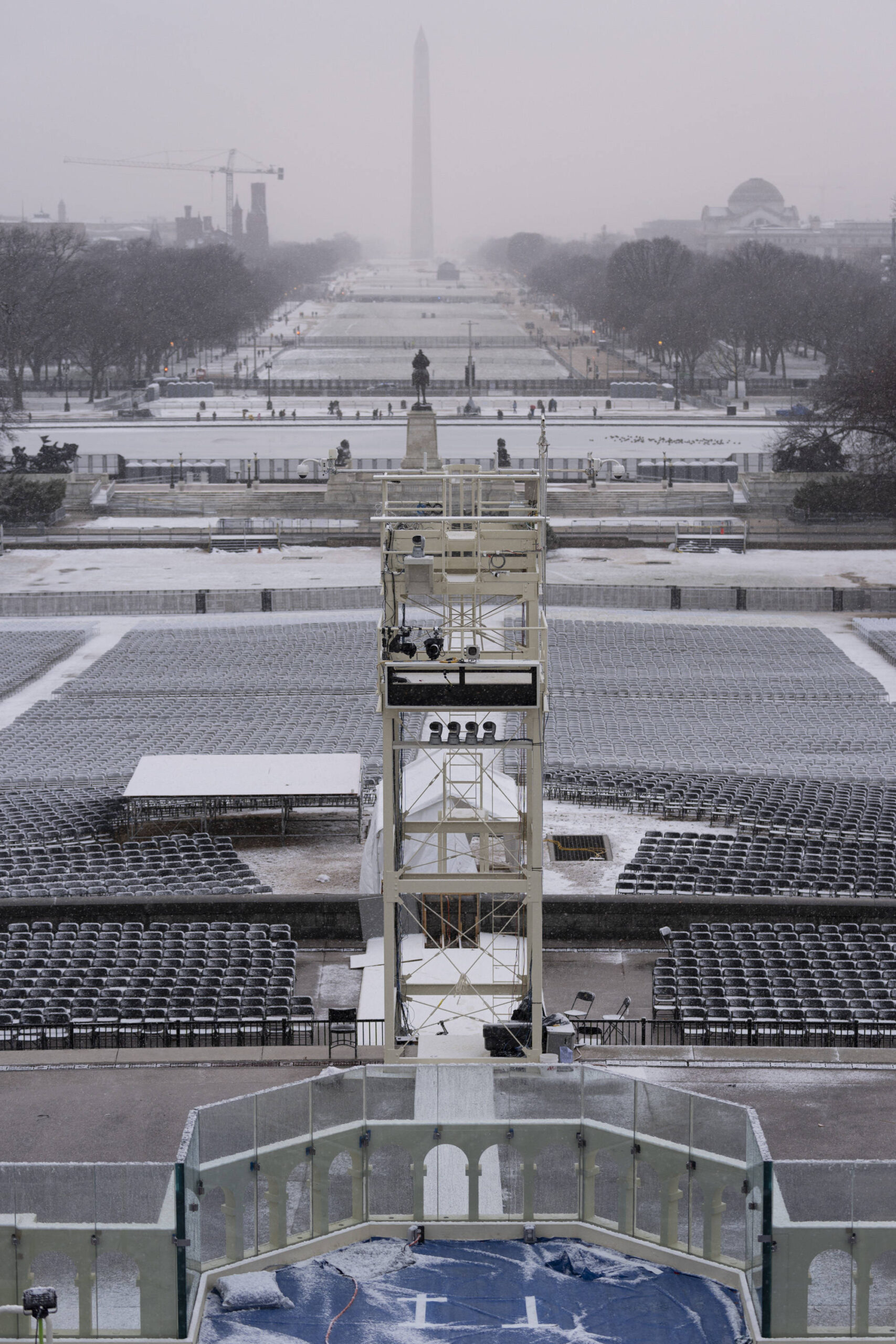 Una capa de nieve cubre el National Mall la víspera de la investidura presidencial de 2025, que se celebrará bajo techo debido al mal tiempo. Washingtony D.C. © Jasper Colt-USA TODAY NETWORK/Sipa USA