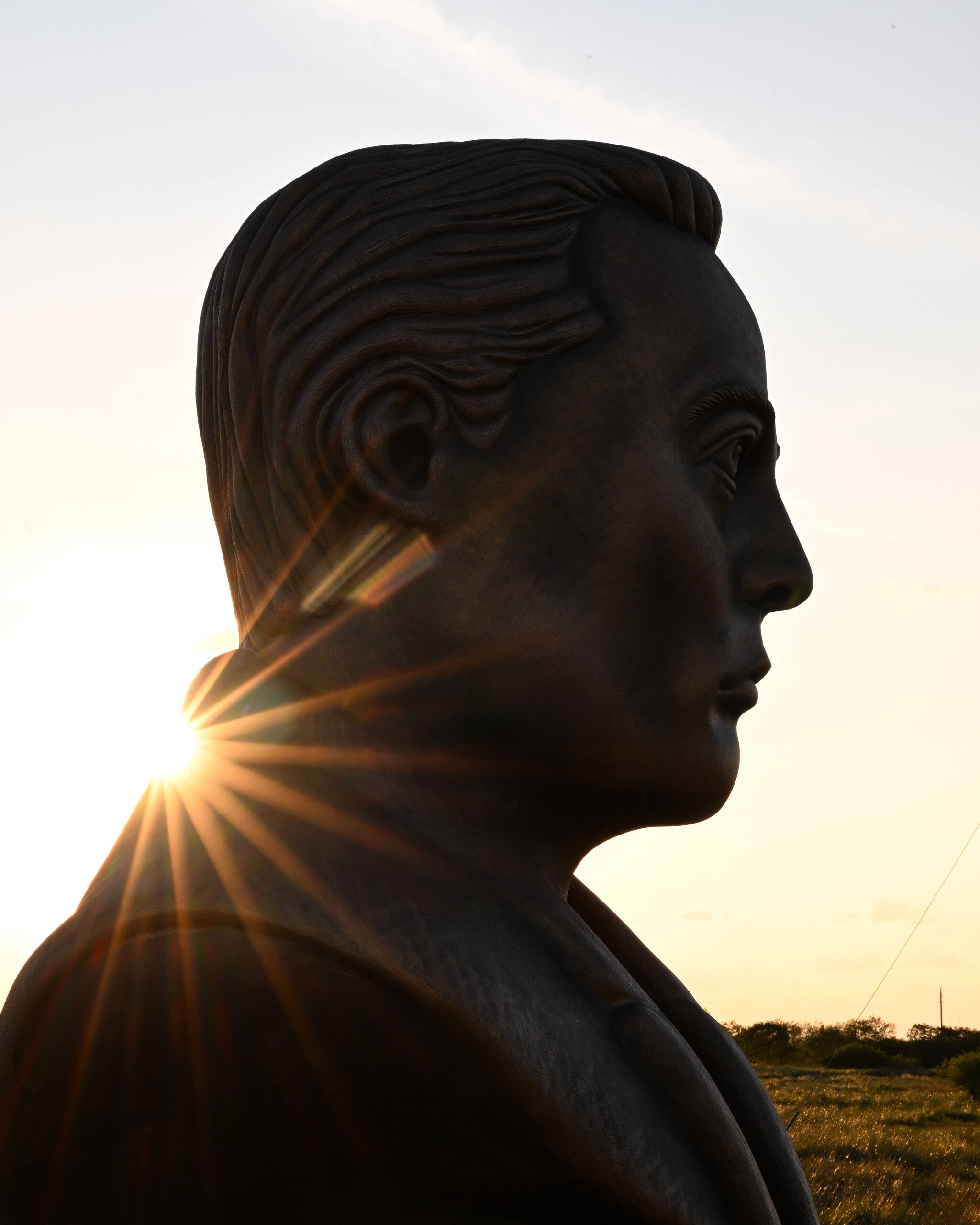 Un busto de Elon Musk erigido a lo largo de la autopista 4 junto a Starbase en Boca Chica, Texas, el sábado 16 de noviembre de 2024. © Joe Marino/UPI Foto vía Newscom