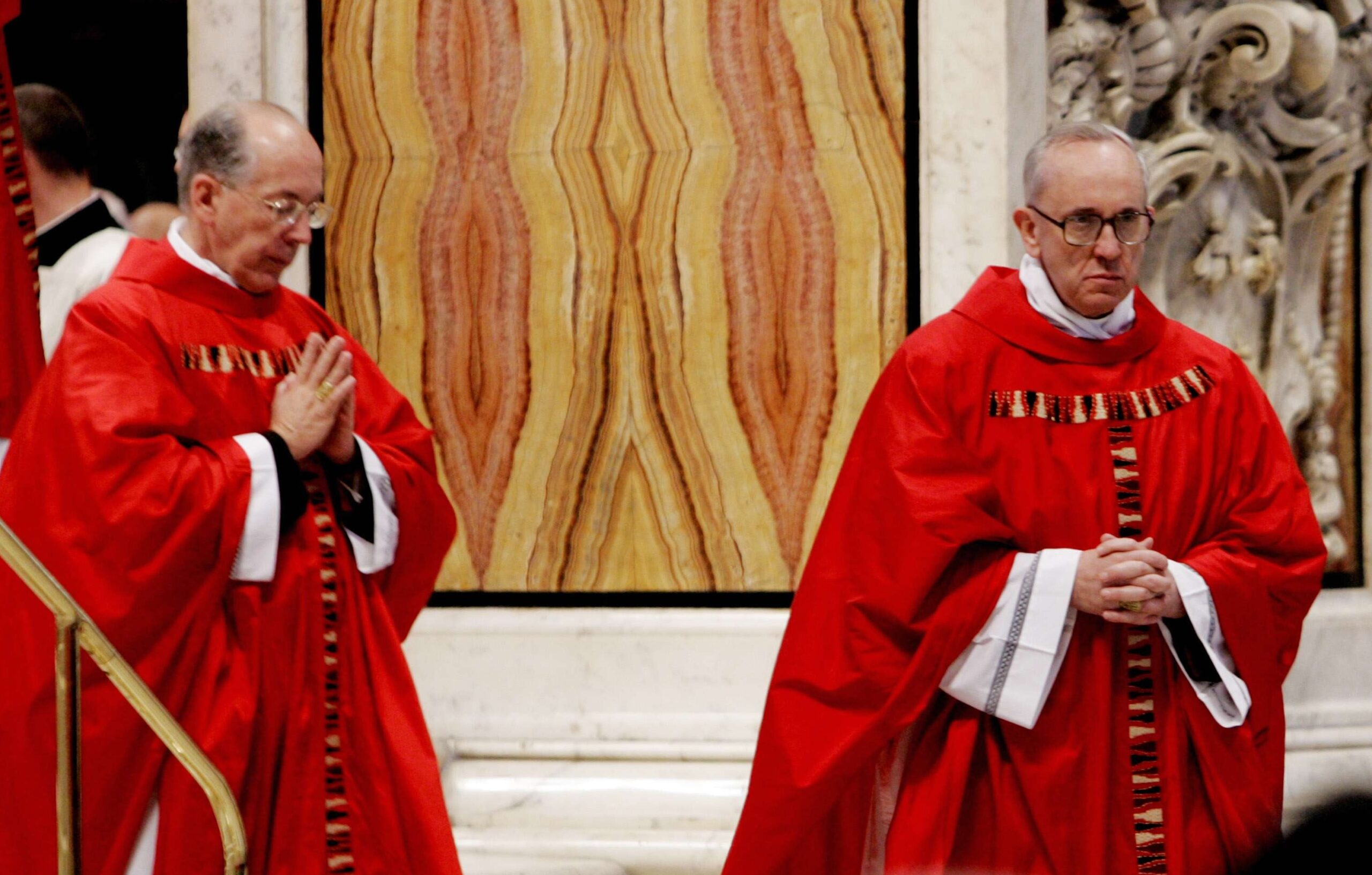 El cardenal argentino Jorge Mario Bergoglio, a la derecha, y el cardenal peruano Juan Luis Cipriani Thorne caminan en procesión durante una misa en la Basílica de San Pedro del Vaticano el lunes 18 de abril de 2005, en su última aparición pública antes de retirarse a la Capilla Sixtina más tarde ese mismo día. Ese día, miles de peregrinos y turistas abarrotaron la Basílica de San Pedro y la plaza para echar un último vistazo a los cardenales que estaban a punto de elegir al próximo jefe de la Iglesia Católica Romana en el cónclave © AP Photo/Pier Paolo Cito
