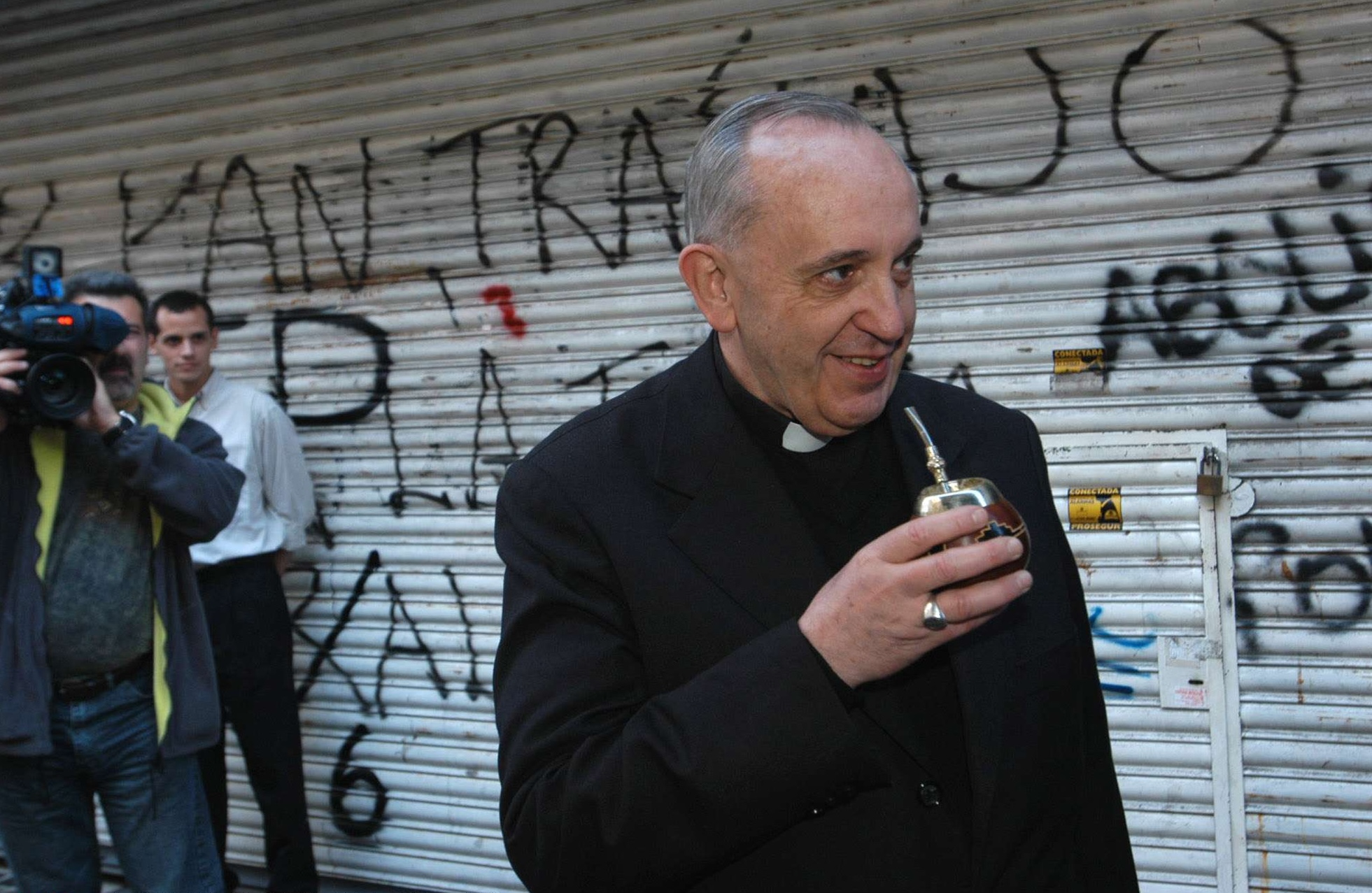 En esta foto tomada el 3 de marzo de 2013, el cardenal Jorge Bergoglio bebe mate, una bebida tradicional argentina, en Buenos Aires. © AP Photo/DyN