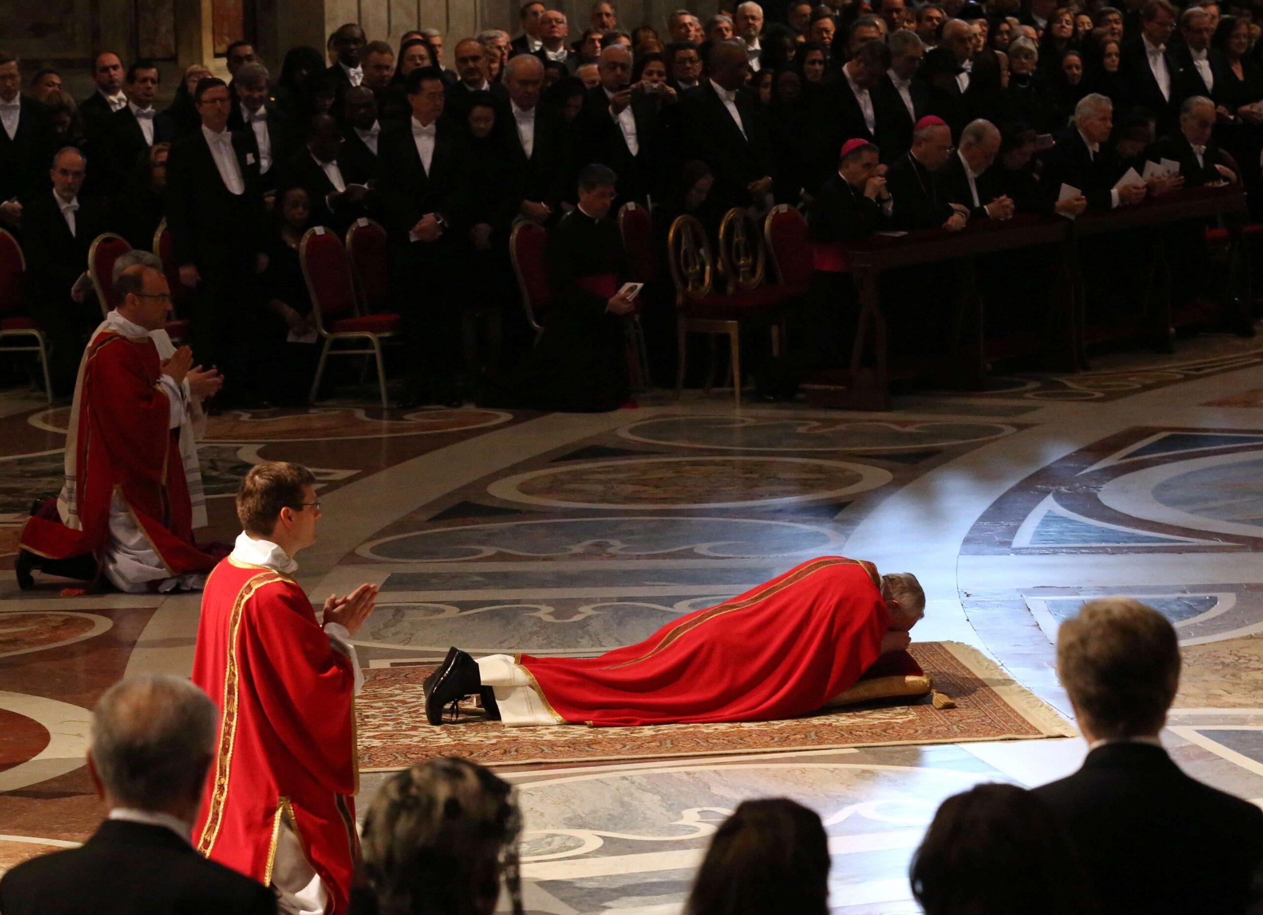 El papa Francisco se recuesta en oración durante la Misa de la Pasión de Cristo en el interior de la Basílica de San Pedro, en el Vaticano, el viernes 29 de marzo de 2013.© AP Photo/Gregorio Borgia