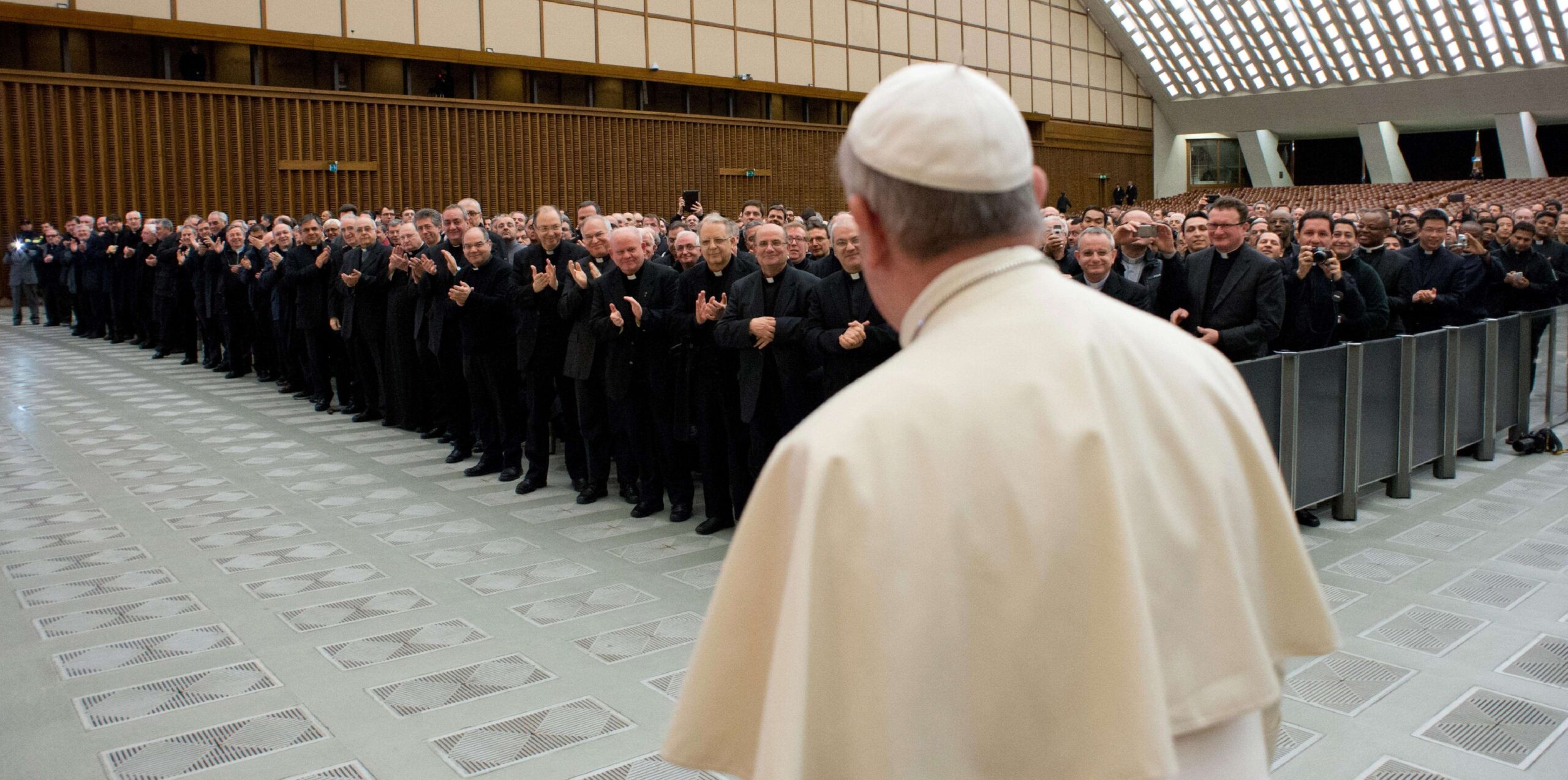 El papa Francisco llega para una reunión con sacerdotes romanos en el Vaticano, el jueves 6 de marzo de 2014. © AP Photo/L'Osservatore Romano