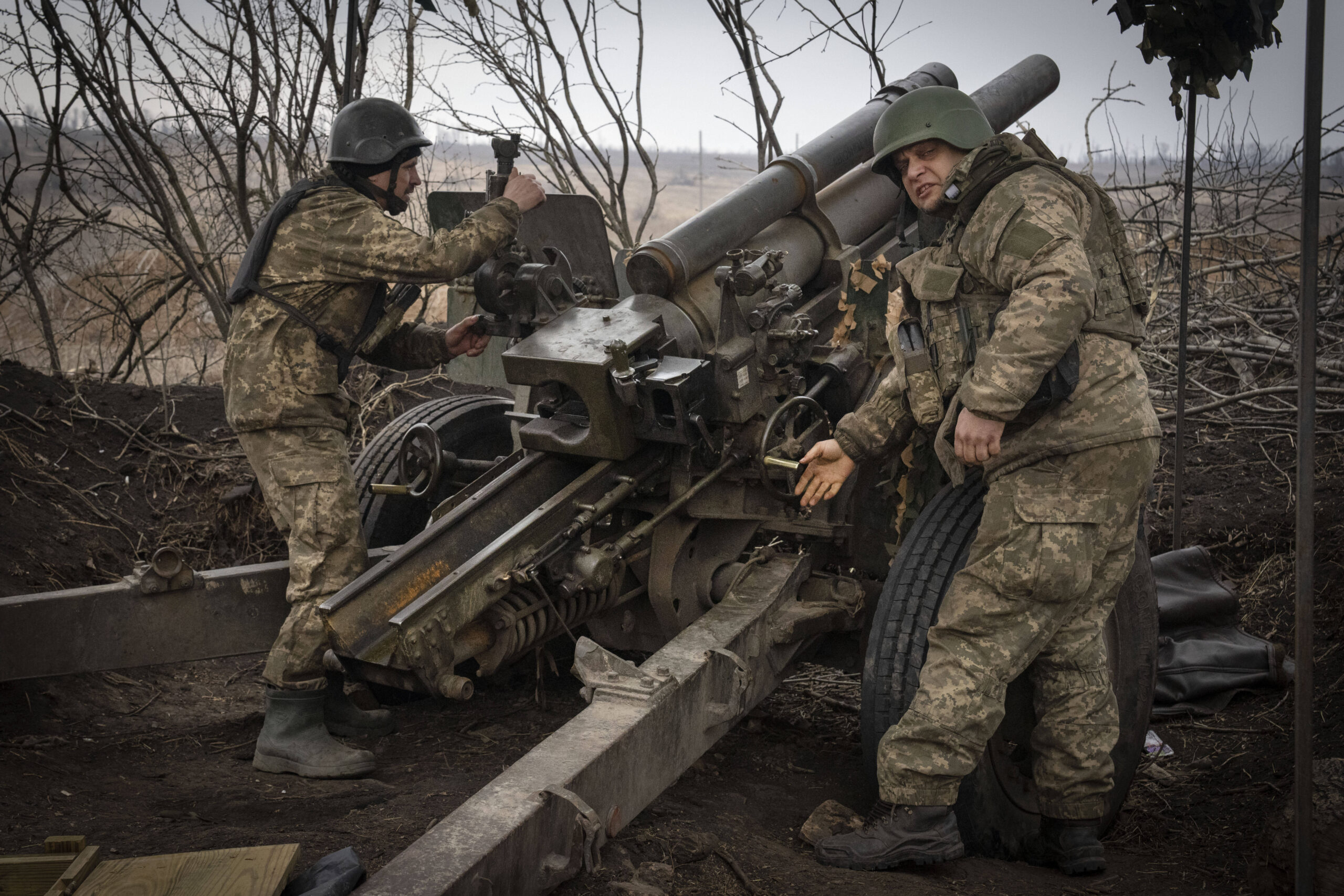 Soldados ucranianos de la 71ª brigada de combate disparan un obús M101 contra posiciones rusas en primera línea cerca de Avdiivka, región de Donetsk, Ucrania, viernes 22 de marzo de 2024. © Photo AP/Efrem Lukatsky
