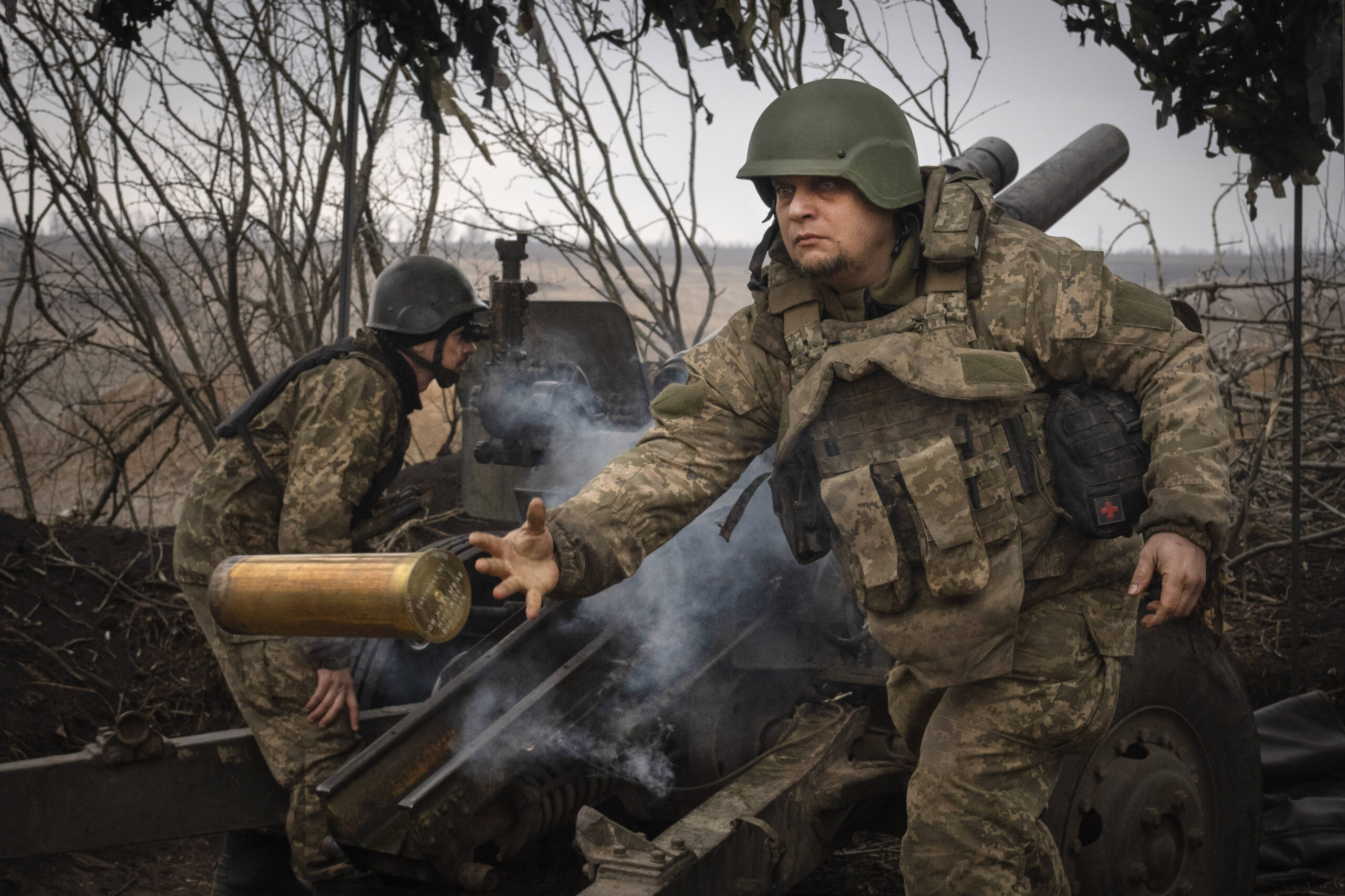 Soldados ucranianos de la 71ª brigada de combate disparan un obús M101 contra posiciones rusas en primera línea cerca de Avdiivka, región de Donetsk, Ucrania, viernes 22 de marzo de 2024. © Photo AP/Efrem Lukatsky