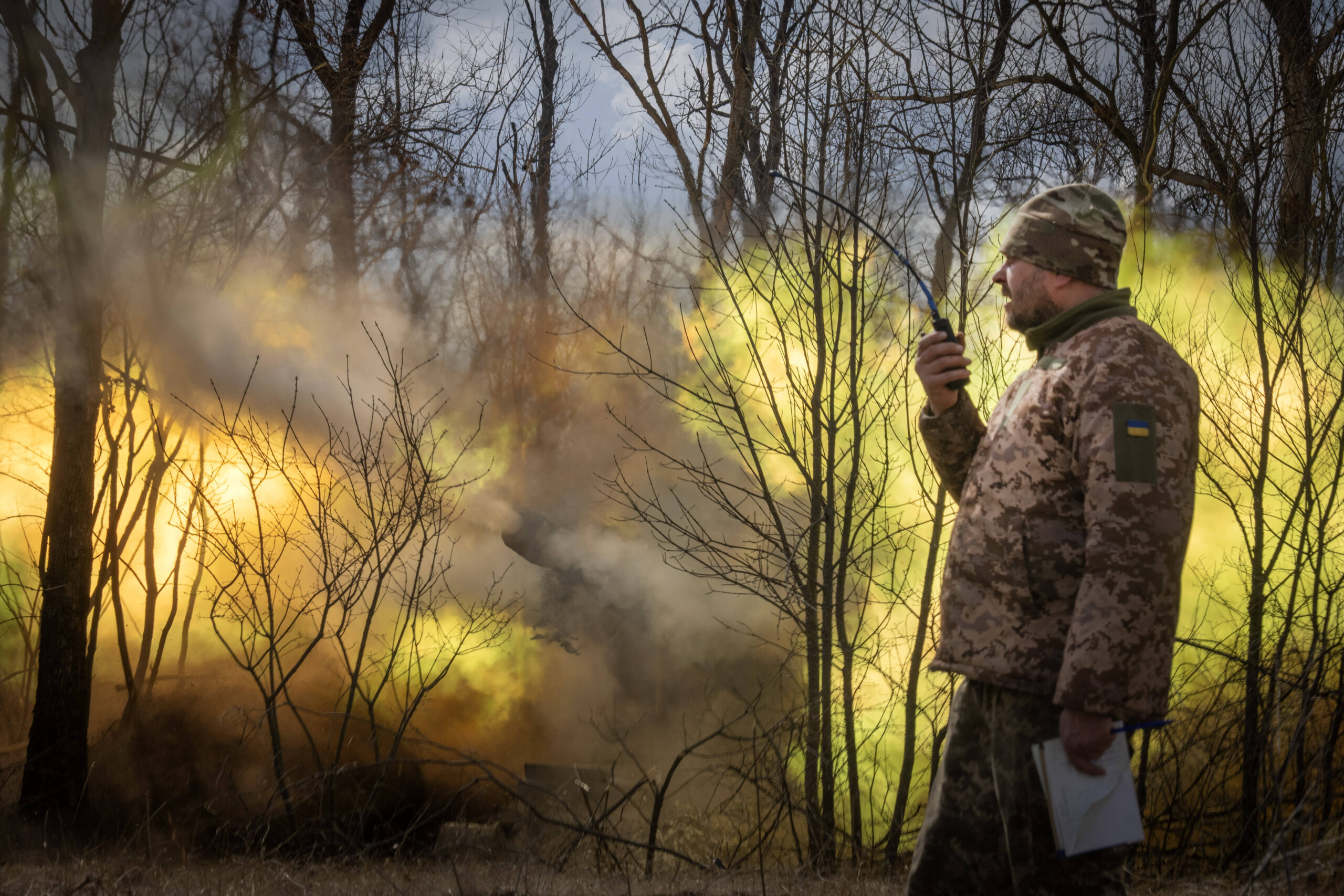 Un oficial ucraniano observa cómo un obús autopropulsado 2S3 de 152 mm dispara hacia posiciones rusas en la línea del frente cerca de Bajmut, región de Donetsk, Ucrania, el lunes 25 de marzo de 2024. © Photo AP/Efrem Lukatsky
