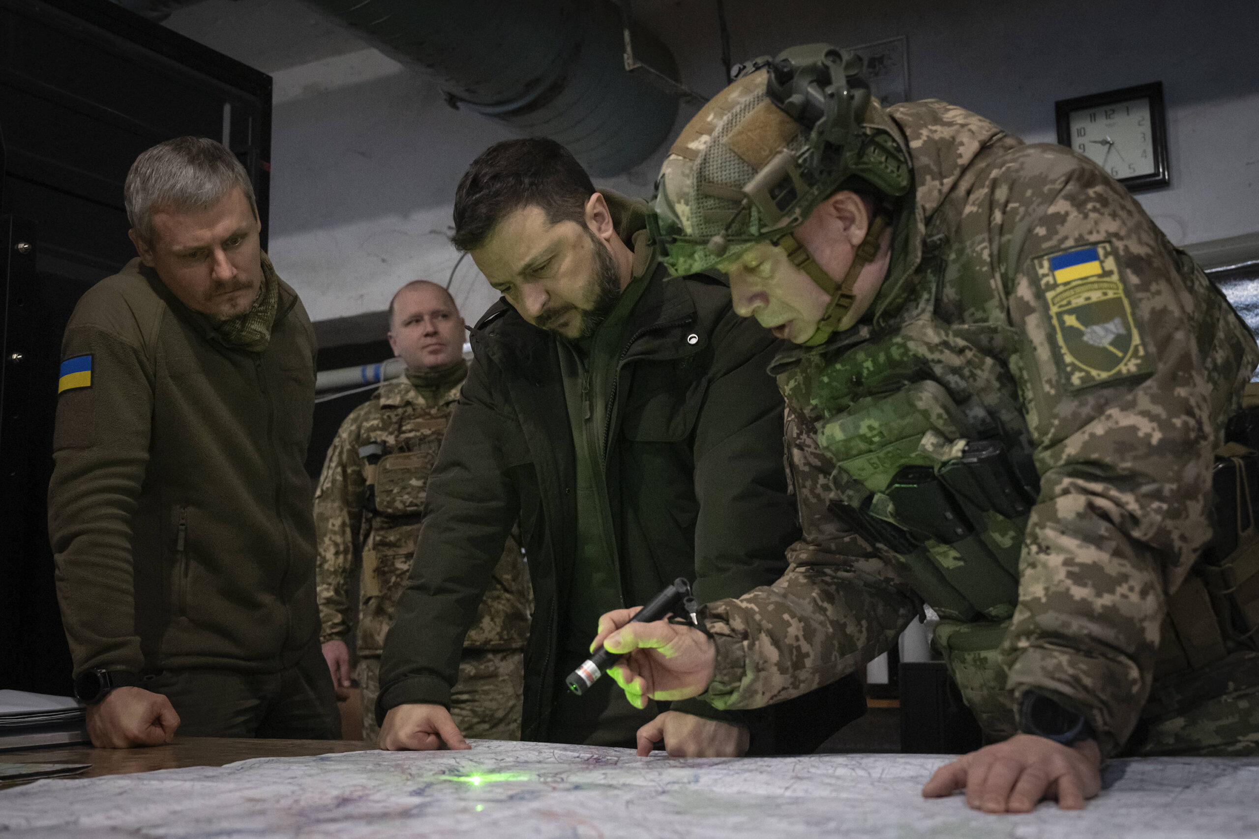 El presidente ucraniano, Volodimir Zelenski, y el comandante de las fuerzas terrestres ucranianas, el teniente general Oleksandr Syrski, observan un mapa durante su visita a la ciudad de Kupiansk, en la región ucraniana de Jarkov, en la línea del frente, el 30 de noviembre de 2023. © AP phhoto/Efrem Lukatsky