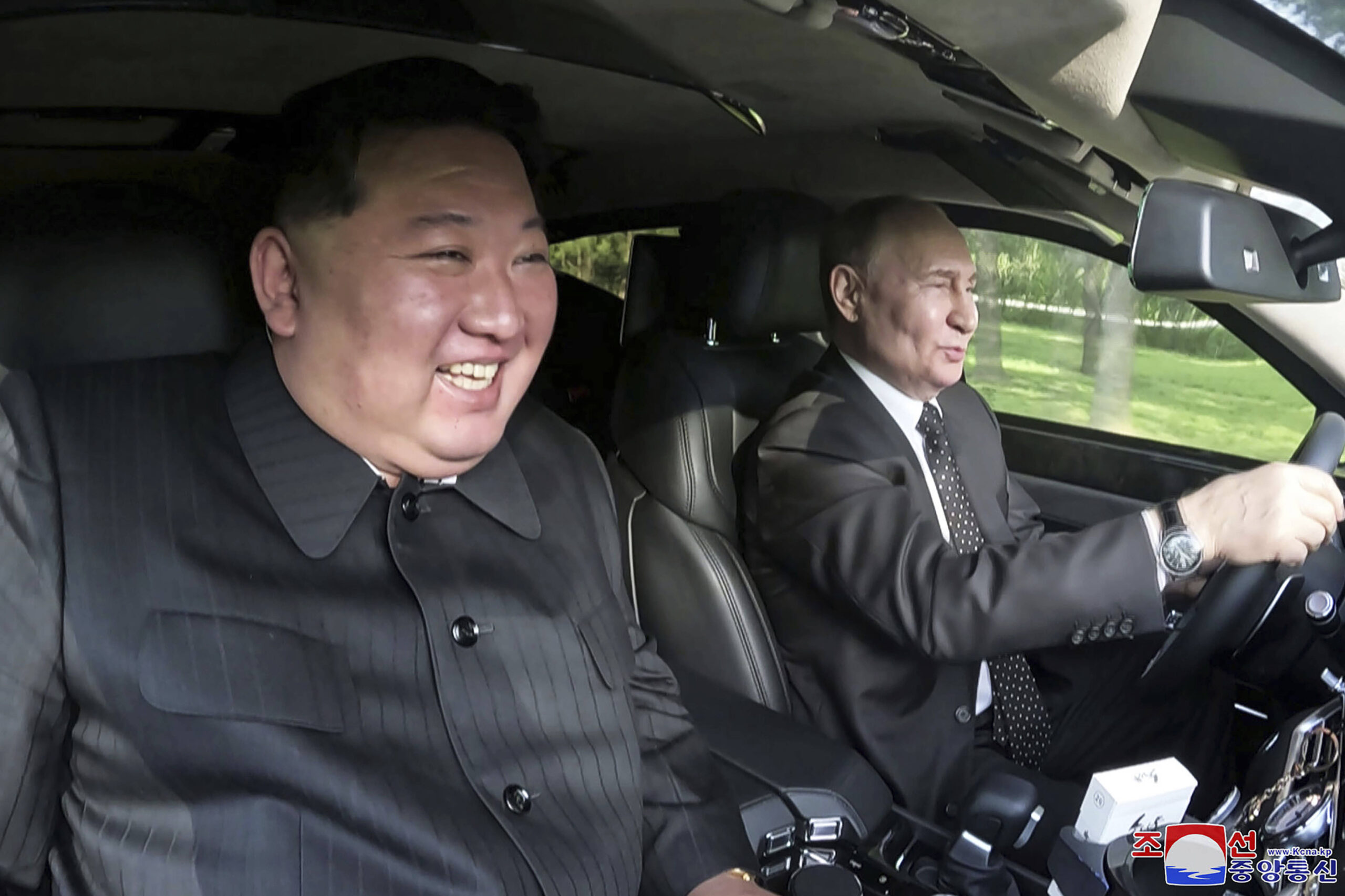 El presidente ruso Vladimir Putin, a la derecha, conduce un coche con el líder norcoreano Kim Jong Un sentado en el asiento del pasajero delantero en un jardín de la casa de huéspedes estatal Kumsusan en Pyongyang, Corea del Norte, el miércoles 19 de junio de 2024. © /AP/SIPA