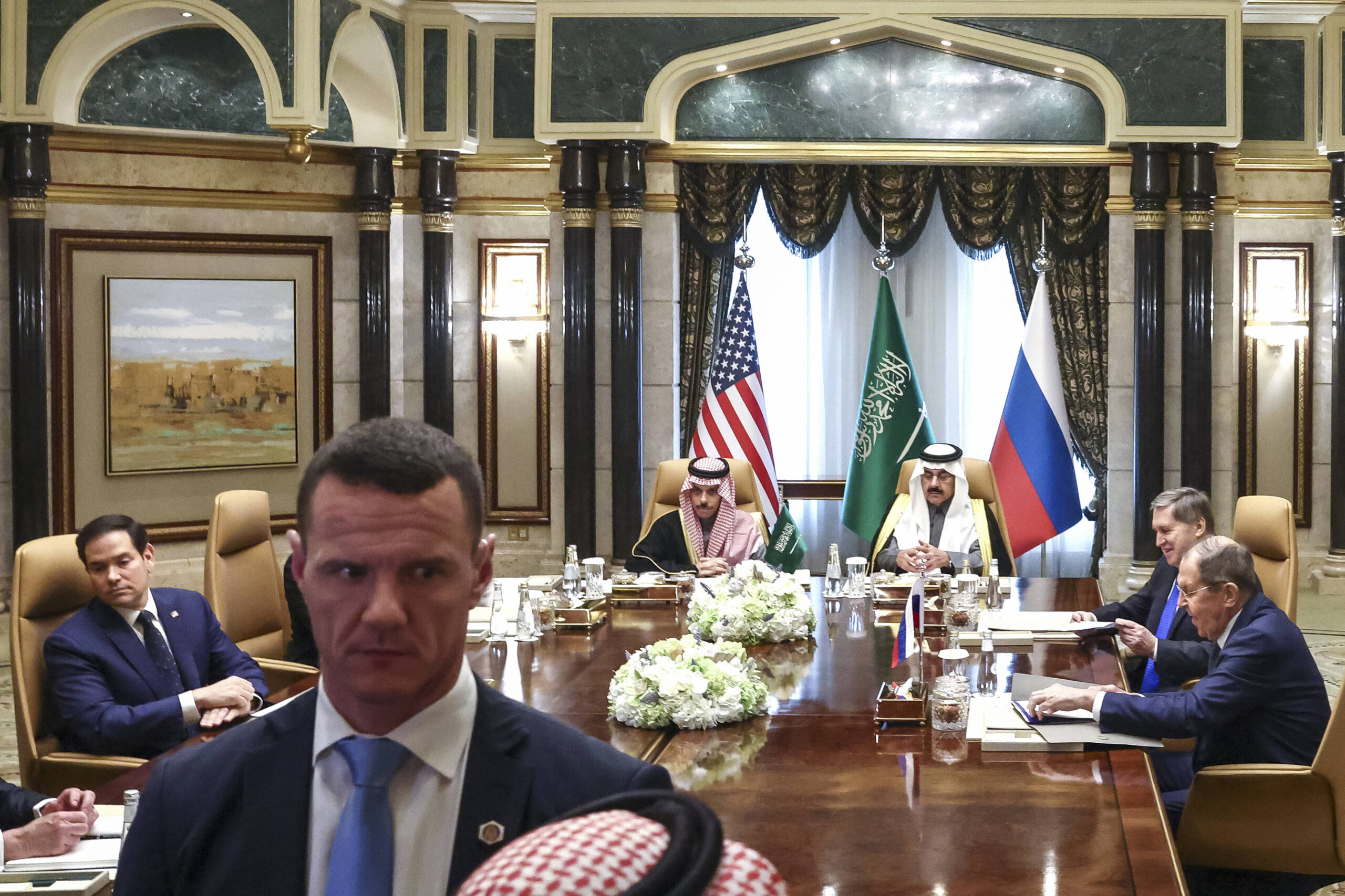 El secretario de Estado estadounidense, Marco Rubio, a la izquierda, el ministro de Asuntos Exteriores de Arabia Saudí, el príncipe Faisal bin Farhan Al Saud, el asesor de Seguridad Nacional saudí, Mosaad bin Mohammad Al-Aiban, el ministro de Asuntos Exteriores ruso, Serguéi Lavrov, a la derecha, y el asesor de política exterior del presidente ruso, Vladímir Putin, Yuri Ushakov, segundo por la derecha, asisten a su reunión en el palacio de Diriyah, en Riad, Arabia Saudí, el martes 18 de febrero de 2025. © Evelyn Hockstein/AP/SIPA