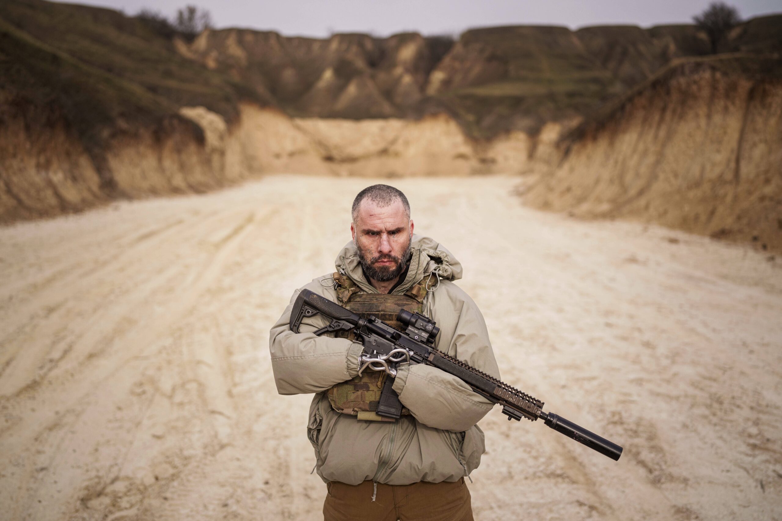 Andrii Rubliuk, sargento de una unidad de inteligencia ucraniana que perdió ambos brazos y una pierna en combate, sostiene un fusil durante un entrenamiento militar cerca de Kiev, Ucrania, 14 de febrero de 2025. © Photo AP/Evgeniy Maloletka