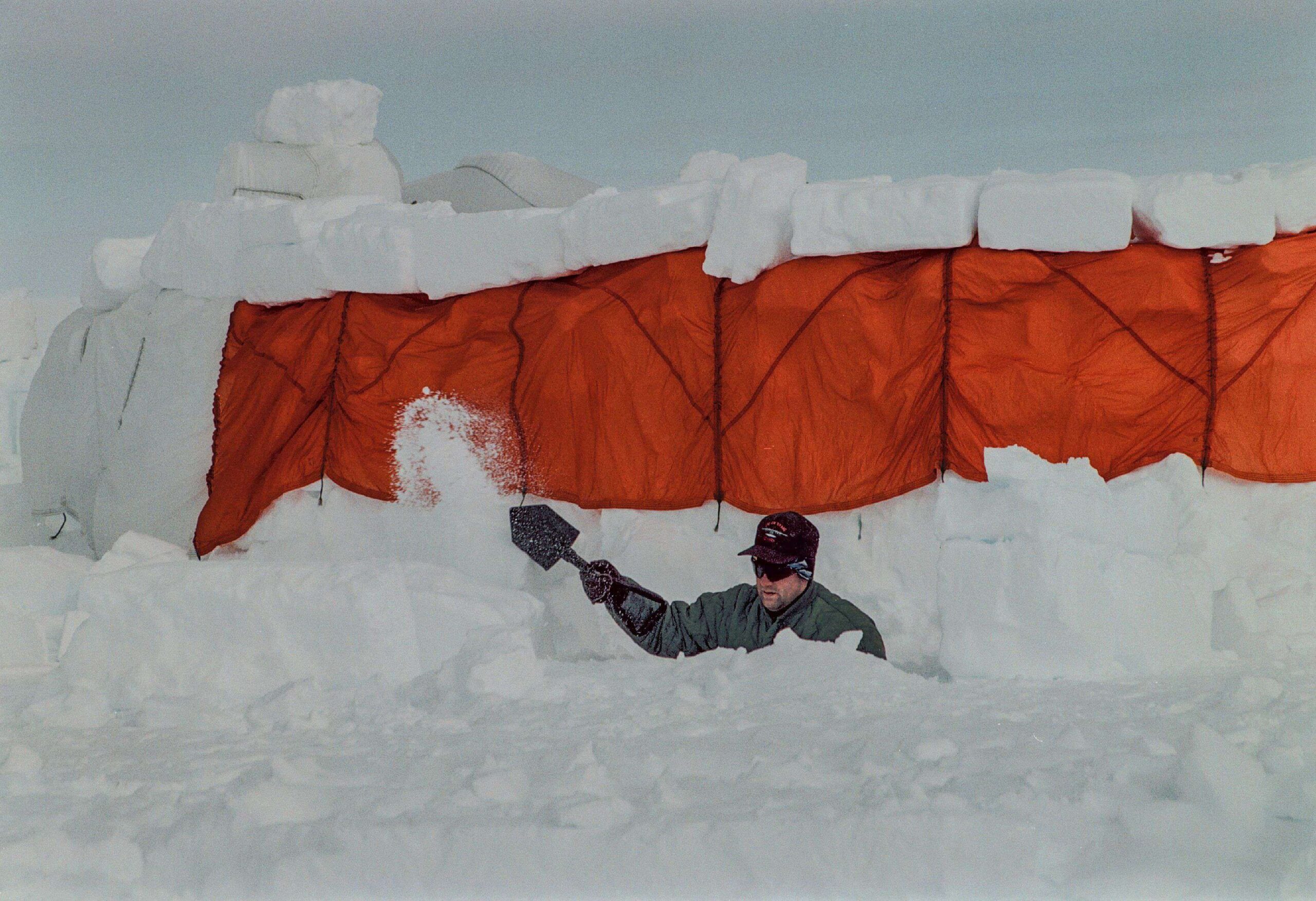 Tripulantes de las Fuerzas Aéreas de EE.UU. en Camp Rvaen, en la capa de hielo de Groenlandia, para entrenamiento de supervivencia en el Ártico. Groenlandia, Kangerlussuaq, 19 de enero de 2025. © Rob Schoenbaum/ZUMA Press Wire/Shutterstock