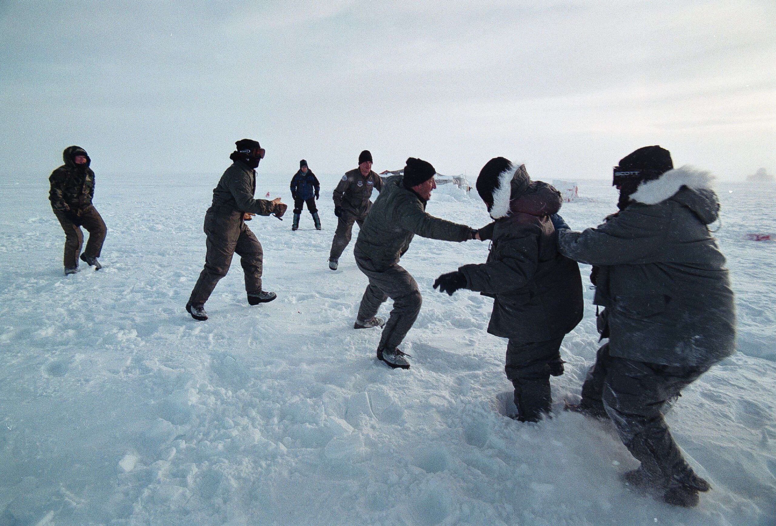 La tripulación de la Fuerza Aérea de EE.UU. en el Campamento Rvaen en la capa de hielo de Groenlandia para el entrenamiento de supervivencia en el Ártico participa en un improvisado partido de fútbol ártico. Groenlandia, Kangerlussuaq, 19 de enero de 2025. © Rob Schoenbaum/ZUMA Press Wire/Shutterstock