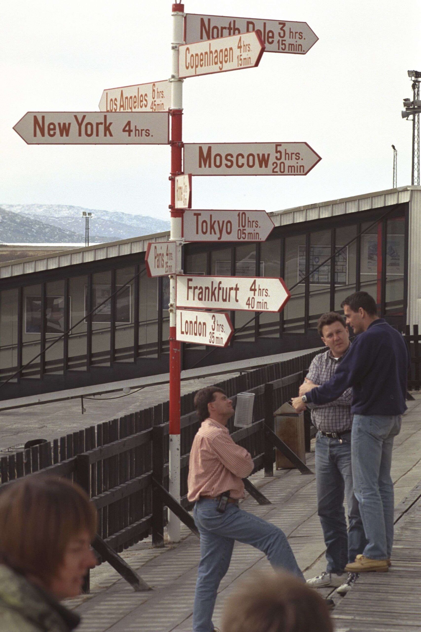 Un cartel indica la duración del trayecto en avión a las ciudades de Kangerlussuaq, una localidad del sur de Groenlandia con un aeropuerto que también utilizan las Fuerzas Aéreas estadounidenses. La delgada franja de tierra a lo largo de la costa es la única parte del gran subcontinente groenlandés que no está cubierta por una inmensa capa de hielo. Groenlandia, Kangerlussuaq, 19 de enero de 2025. © Rob Schoenbaum/ZUMA Press Wire/Shutterstock