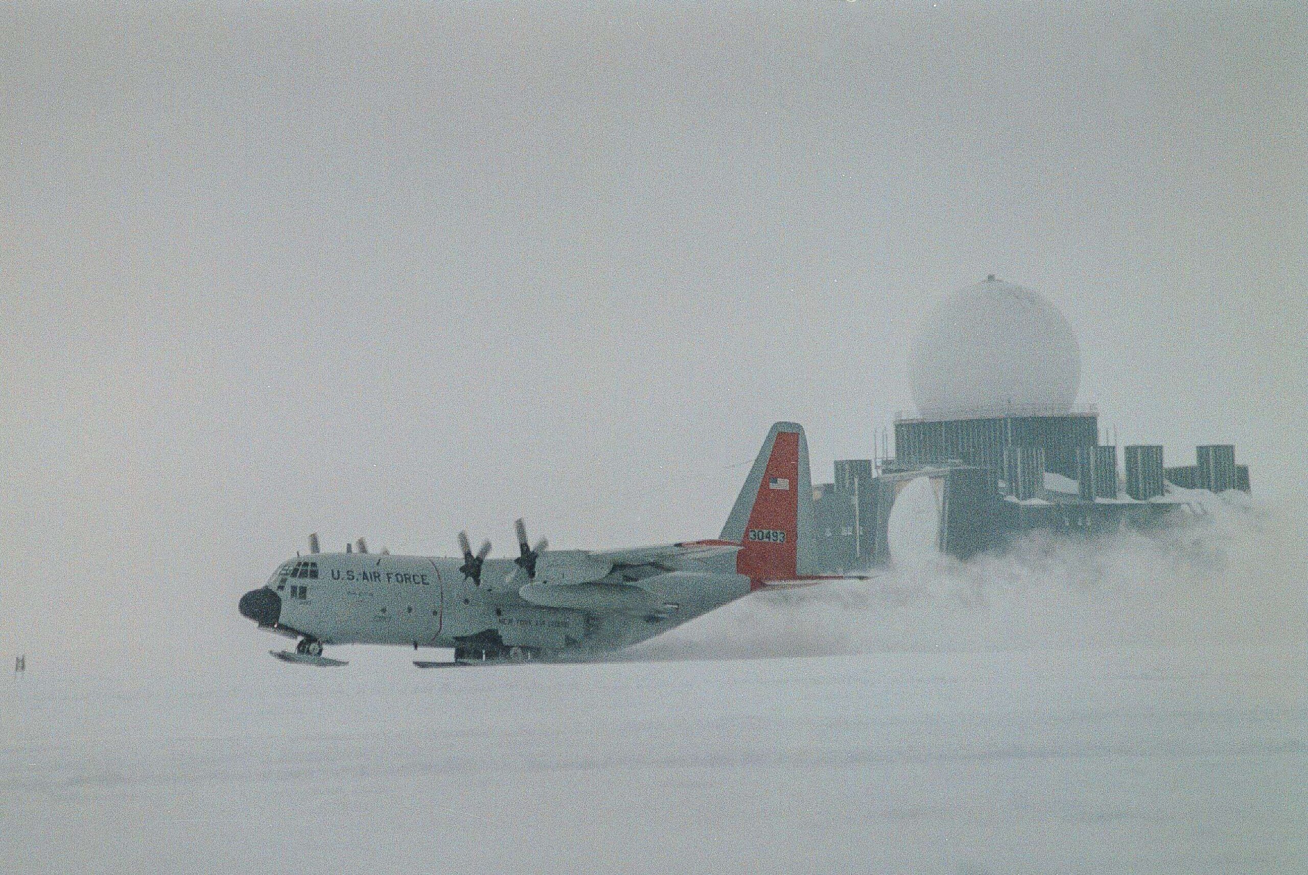  Un avión C-130 de la Guardia Nacional Aérea de Nueva York equipado con esquís transportó a un contingente de tripulantes de la USAF a la capa de hielo de Groenlandia para un entrenamiento de supervivencia en el Ártico. El avión está operado por la 109ª Ala de Transporte Aéreo, especializada en misiones polares. A varios kilómetros de distancia, al fondo, se encuentra la enorme estación de radar DYE-2 de la época de la Guerra Fría. Entró en funcionamiento en 1958 como parte de una cadena de estaciones de radar de alerta temprana operadas por NORAD. Se cerró en la década de 1980, cuando los satélites de vigilancia la dejaron obsoleta. Groenlandia, Kangerlussuaq, 19 de enero de 2025. © Rob Schoenbaum/ZUMA Press Wire/Shutterstock