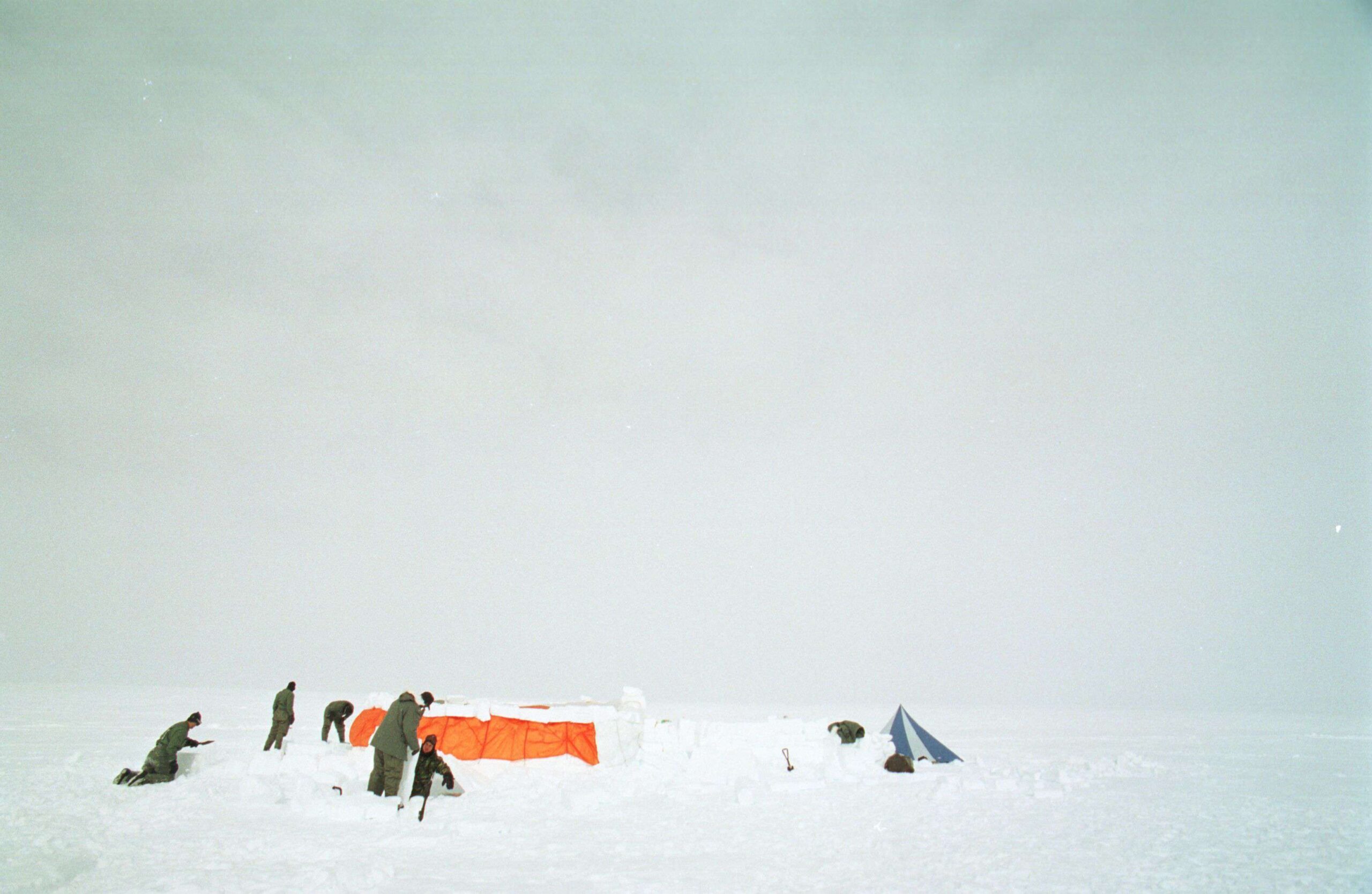 Tripulación de las Fuerzas Aéreas de EE.UU. en Camp Rvaen, en la capa de hielo de Groenlandia, para entrenamiento de supervivencia en el Ártico. Groenlandia, Kangerlussuaq, 19 de enero de 2025. © Rob Schoenbaum/ZUMA Press Wire/Shutterstock