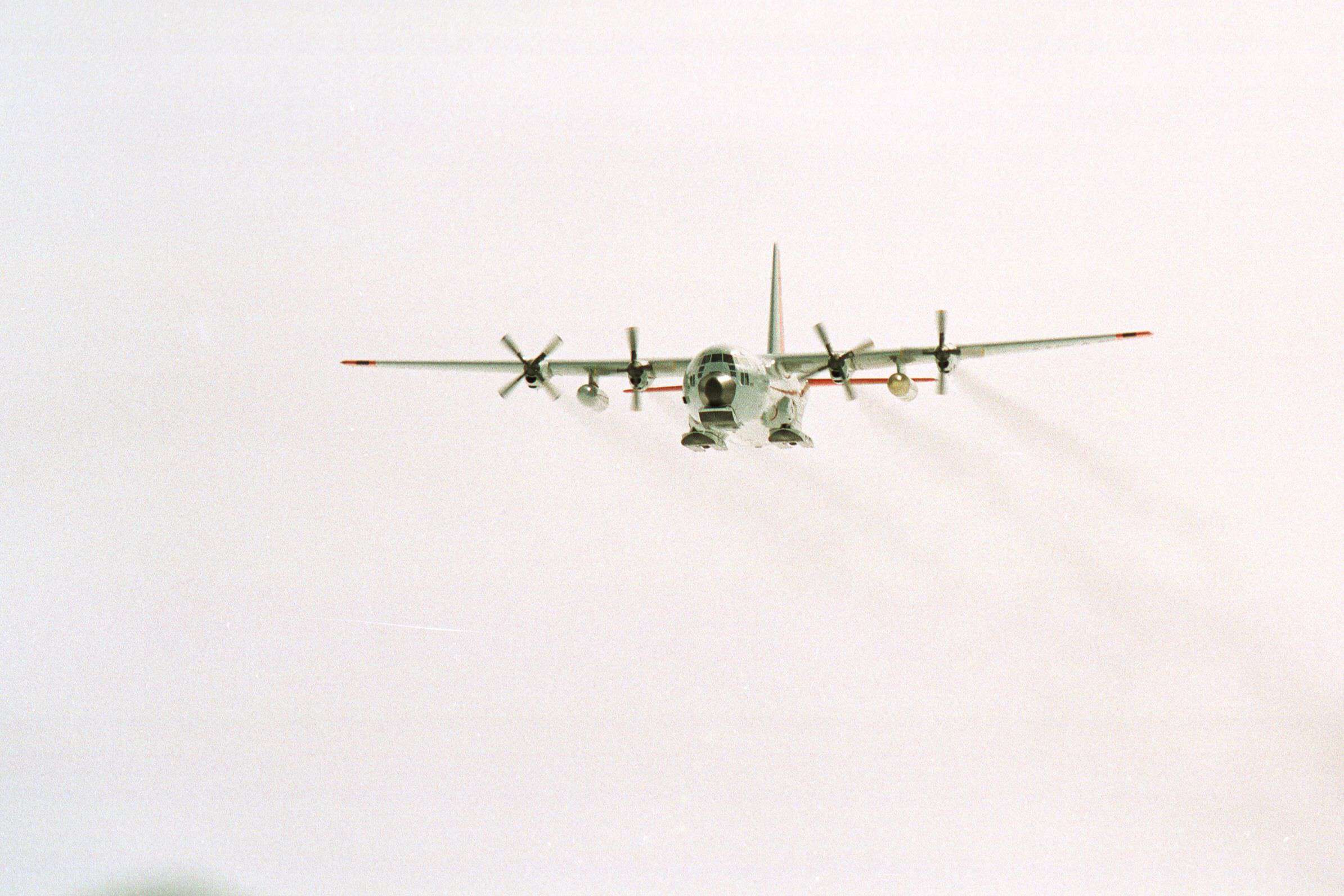 Un avión C-130 de la Guardia Nacional Aérea de Nueva York equipado con esquís transporta a un contingente de tripulantes de la USAF a la capa de hielo de Groenlandia para un entrenamiento de supervivencia en el Ártico. El avión está operado por la 109ª Ala de Transporte Aéreo, especializada en misiones polares. Groenlandia, Kangerlussuaq, 19 de enero de 2025. © Rob Schoenbaum/ZUMA Press Wire/Shutterstock