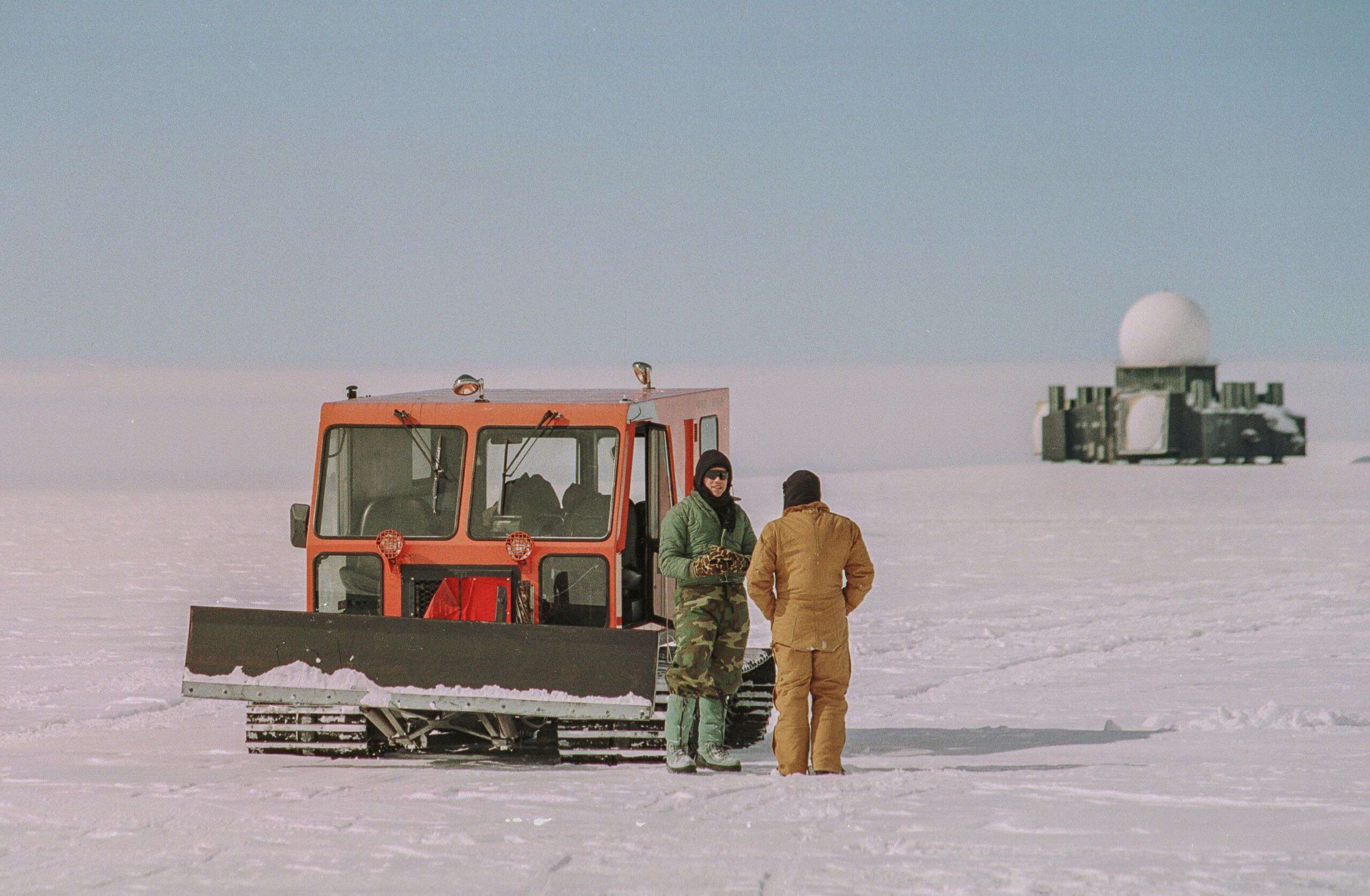 Aviadores de la USAF en Camp Raven, en la capa de hielo de Groenlandia, se someten a un entrenamiento de supervivencia en el Ártico. Groenlandia, Kangerlussuaq, 19 de enero de 2025. © Rob Schoenbaum/ZUMA Press Wire/Shutterstock