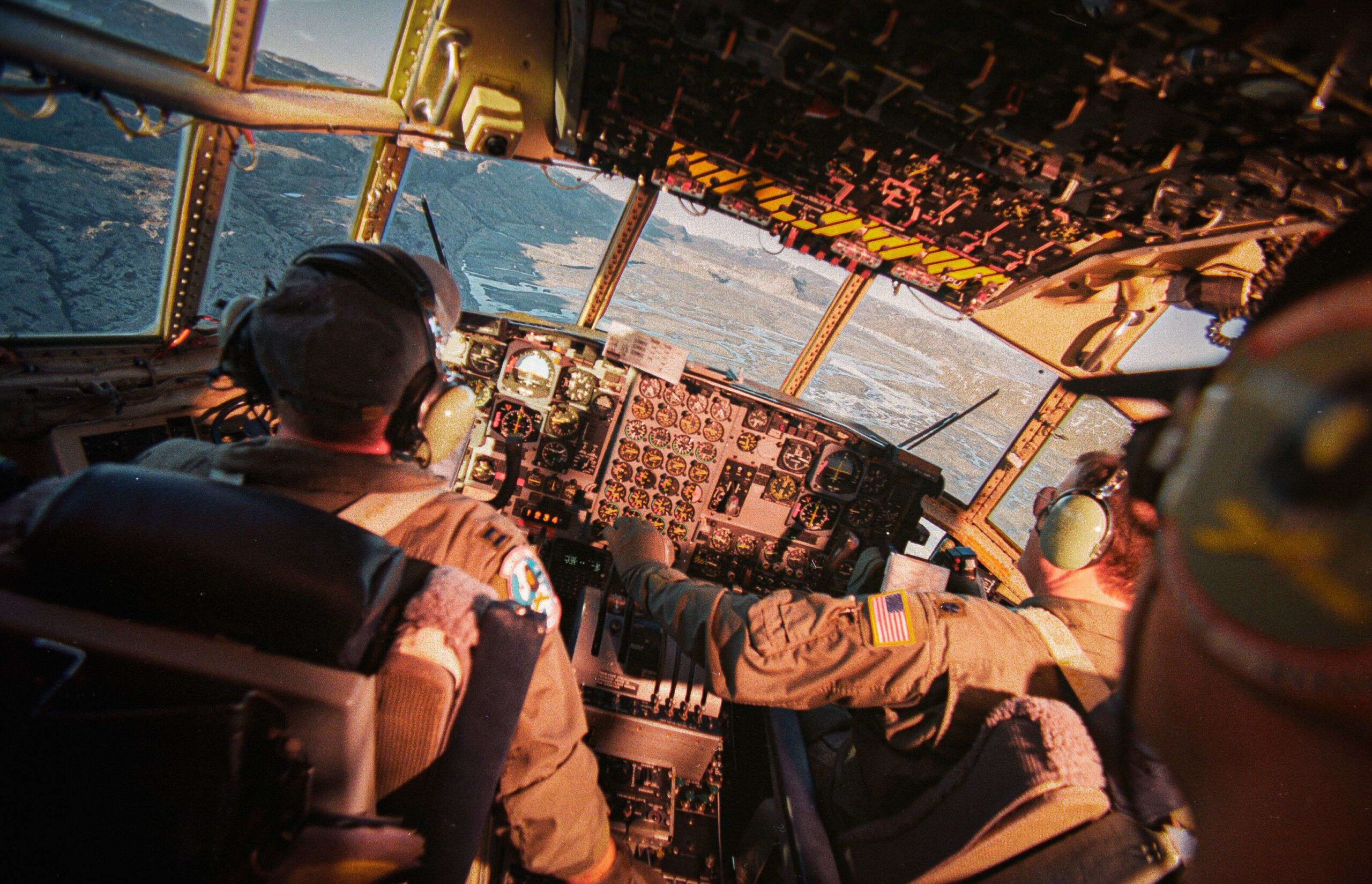 Pilotos en la cabina de un avión de transporte C-130 operado por la Guardia Nacional Aérea de Nueva York. El avión se dirige a Kangerlussuaq, en el sur de Groenlandia, con un contingente de miembros de la tripulación de la USAF, el casquete glaciar de Groenlandia para un entrenamiento de supervivencia en el Ártico. El avión está operado por la 109ª Ala de Transporte Aéreo, especializada en misiones polares. Groenlandia, Kangerlussuaq, 19 de enero de 2025. © Rob Schoenbaum/ZUMA Press Wire/Shutterstock