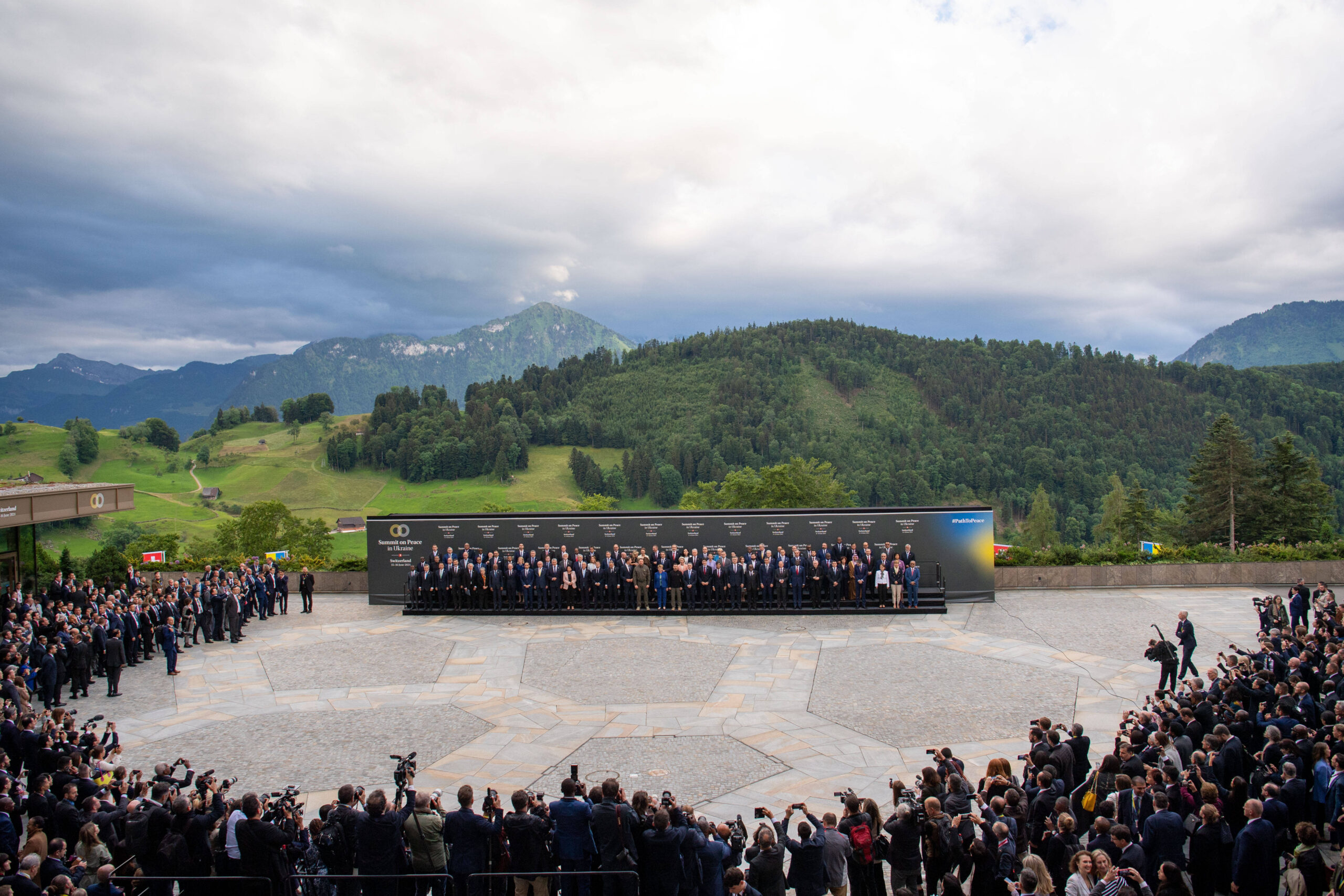 Decenas de líderes posan para una foto de familia el día de la ceremonia de apertura de la cumbre sobre la paz en Ucrania en el Buergenstock Resort en Stansstad, cerca de Lucerna, Suiza, el 15 de junio de 2024. © EPN/Newscom/SIPA