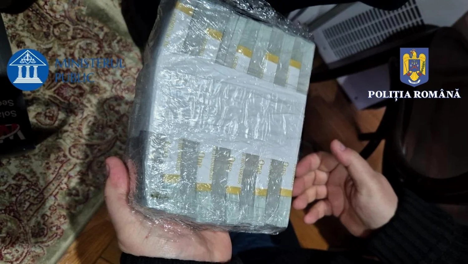 En el falso suelo del mercenario Horațiu Potra, un escondite alberga una caja fuerte cerrada con código. Los investigadores han encontrado fajos de billetes de dólares, el equivalente a 900.000 euros según la prensa rumana.