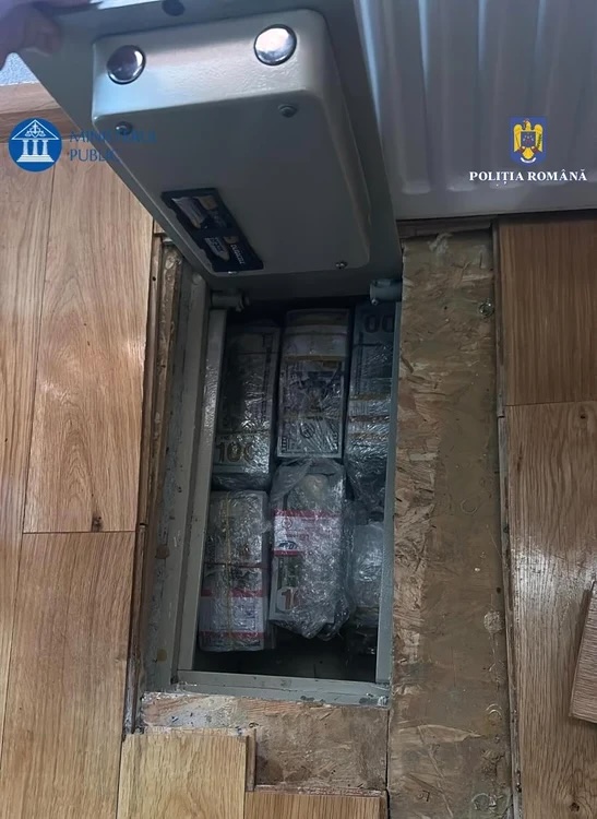 En el falso suelo del mercenario Horațiu Potra, un escondite alberga una caja fuerte cerrada con código. Los investigadores han encontrado fajos de billetes de dólares, el equivalente a 900.000 euros según la prensa rumana.