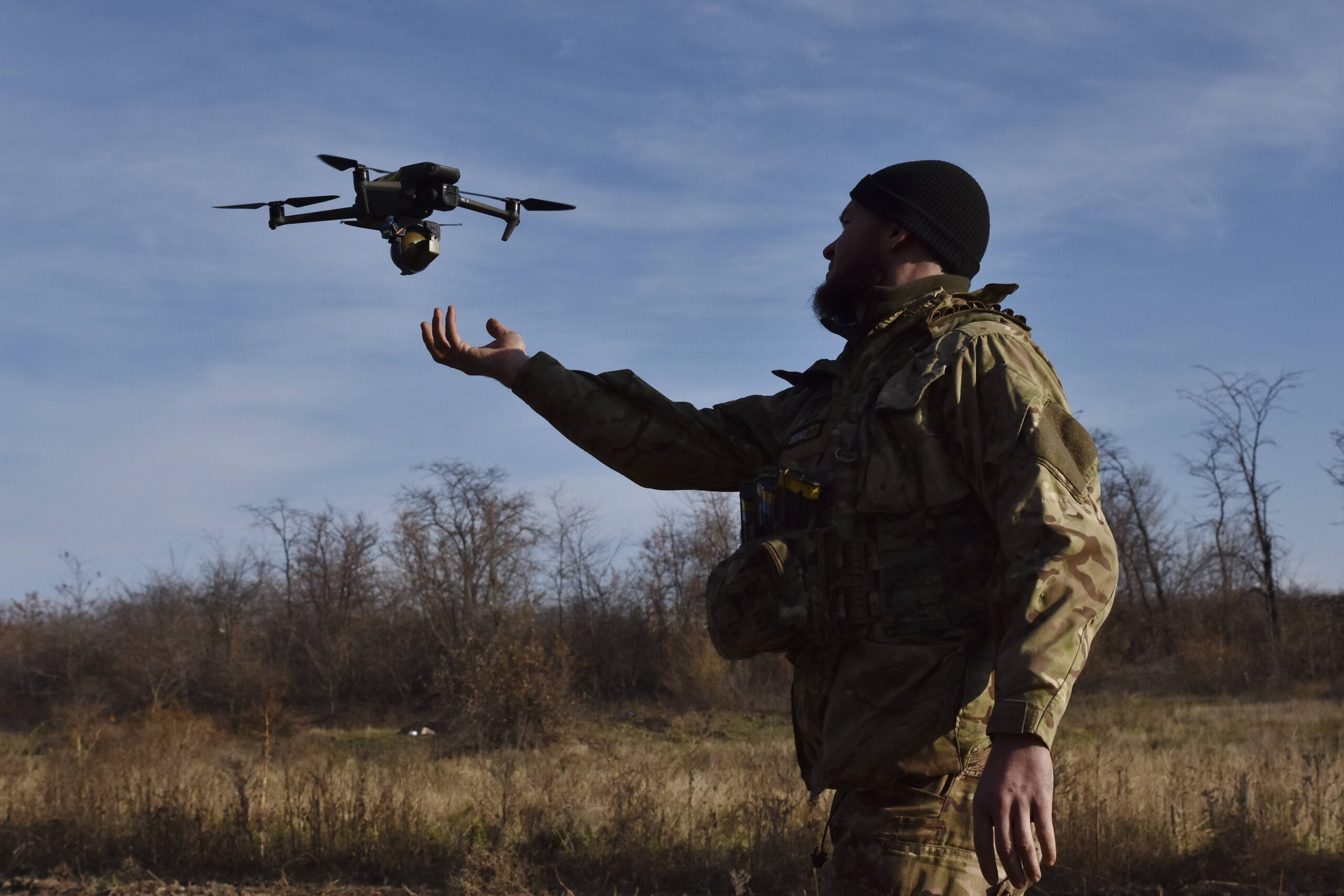 En esta foto, proporcionada por el servicio de prensa de la 65.ª brigada mecanizada de Ucrania el 19 de noviembre de 2024, un soldado ucraniano lanza un dron durante un entrenamiento en un polígono en la región de Zaporizhia, Ucrania. © Andriy Andriyenko/65.ª brigada mecanizada de Ucrania vía AP