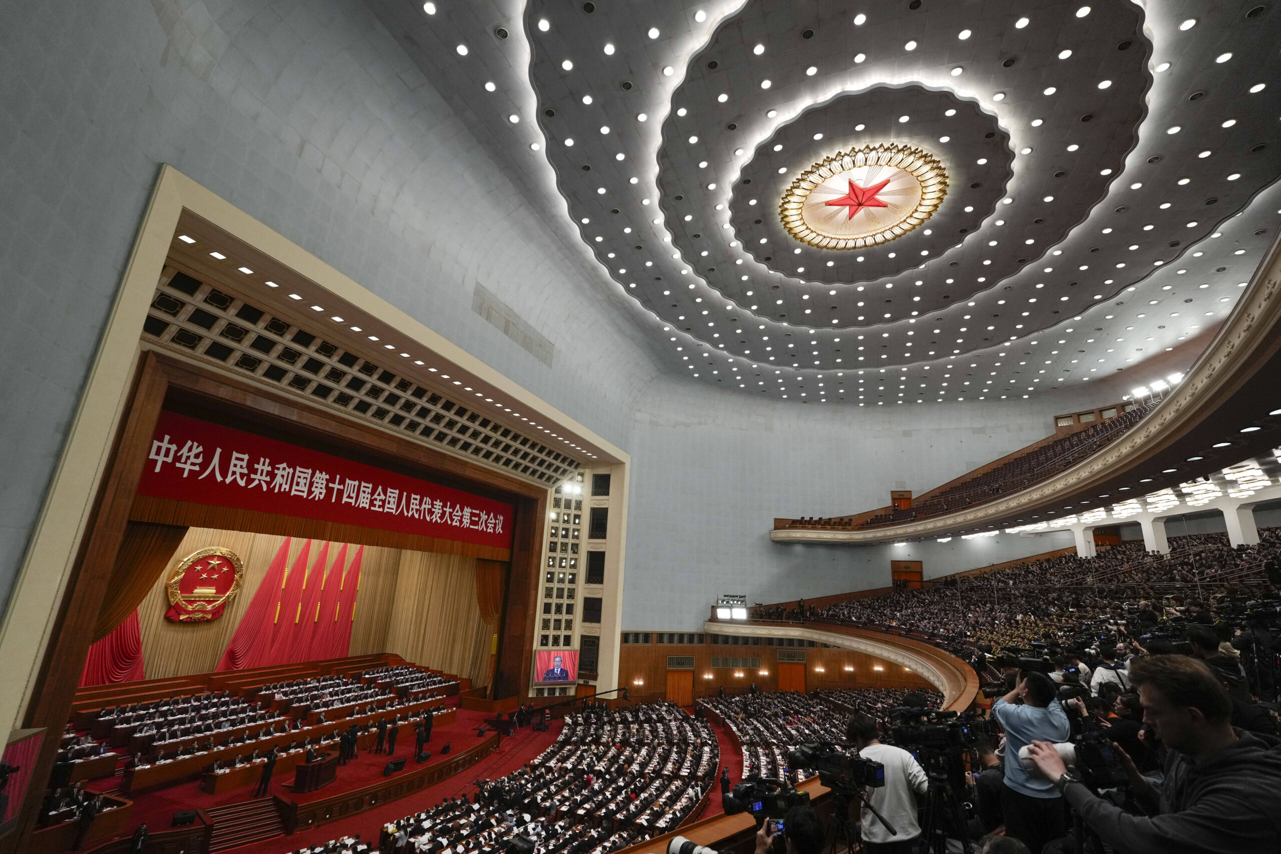 Los delegados y los medios de comunicación asisten al discurso del primer ministro chino Li Qiang en la sesión de apertura de la Asamblea Popular Nacional (APN) en el Gran Salón del Pueblo en Pekín, China, el miércoles 5 de marzo de 2025. © AP Foto/Andy Wong