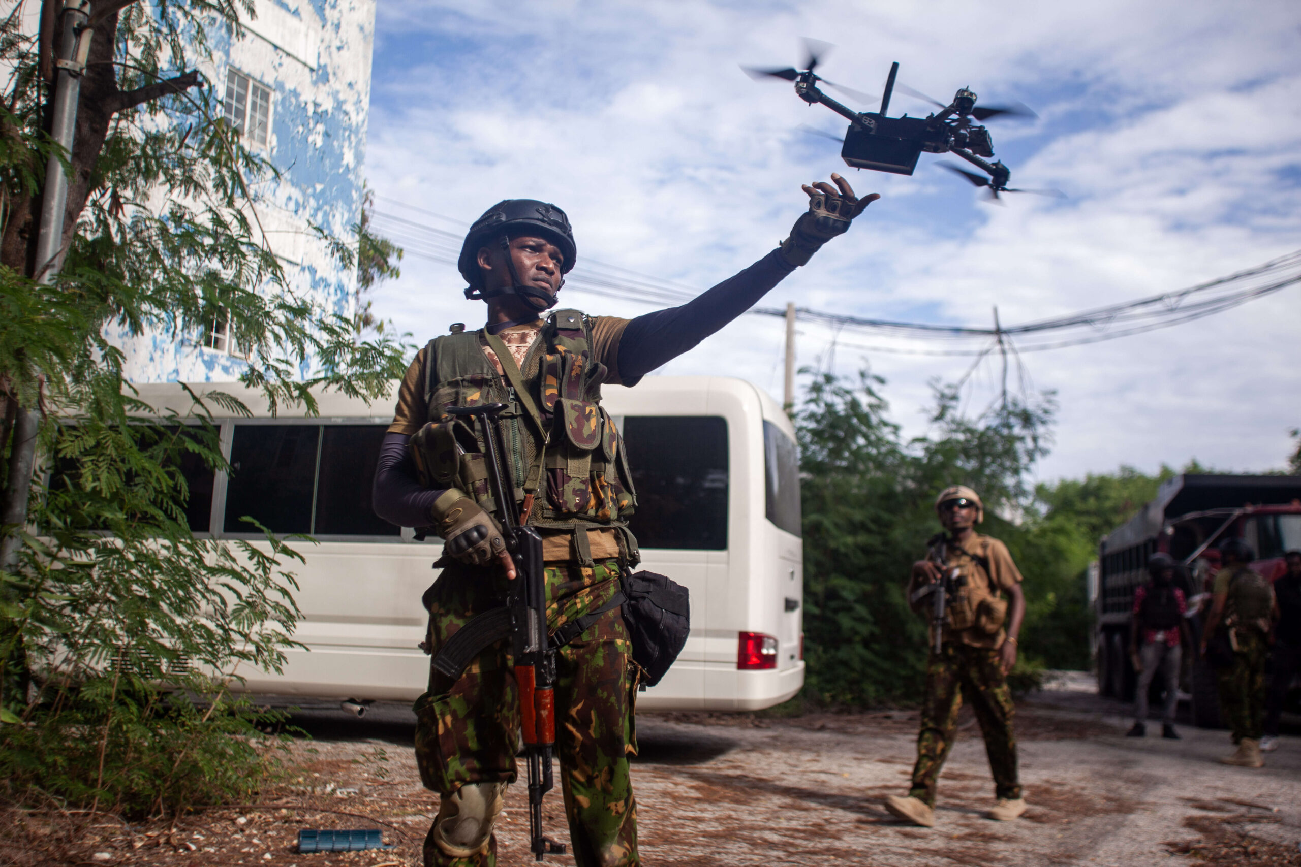 Se lanza un dron durante una operación de la policía haitiana y el MSS contra bandas armadas el 28 de noviembre de 2024 en Puerto Príncipe. © Noel/ZUMA Press Wire/Shutterstock